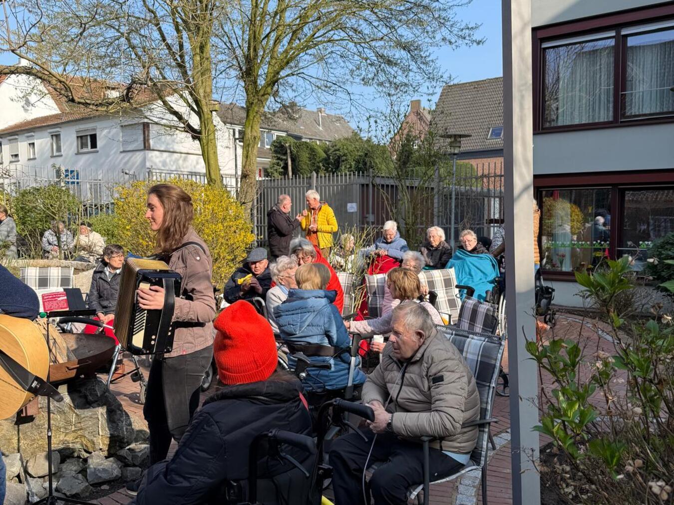 Bewohner und Gäste genossen die Veranstaltung. Foto: privat