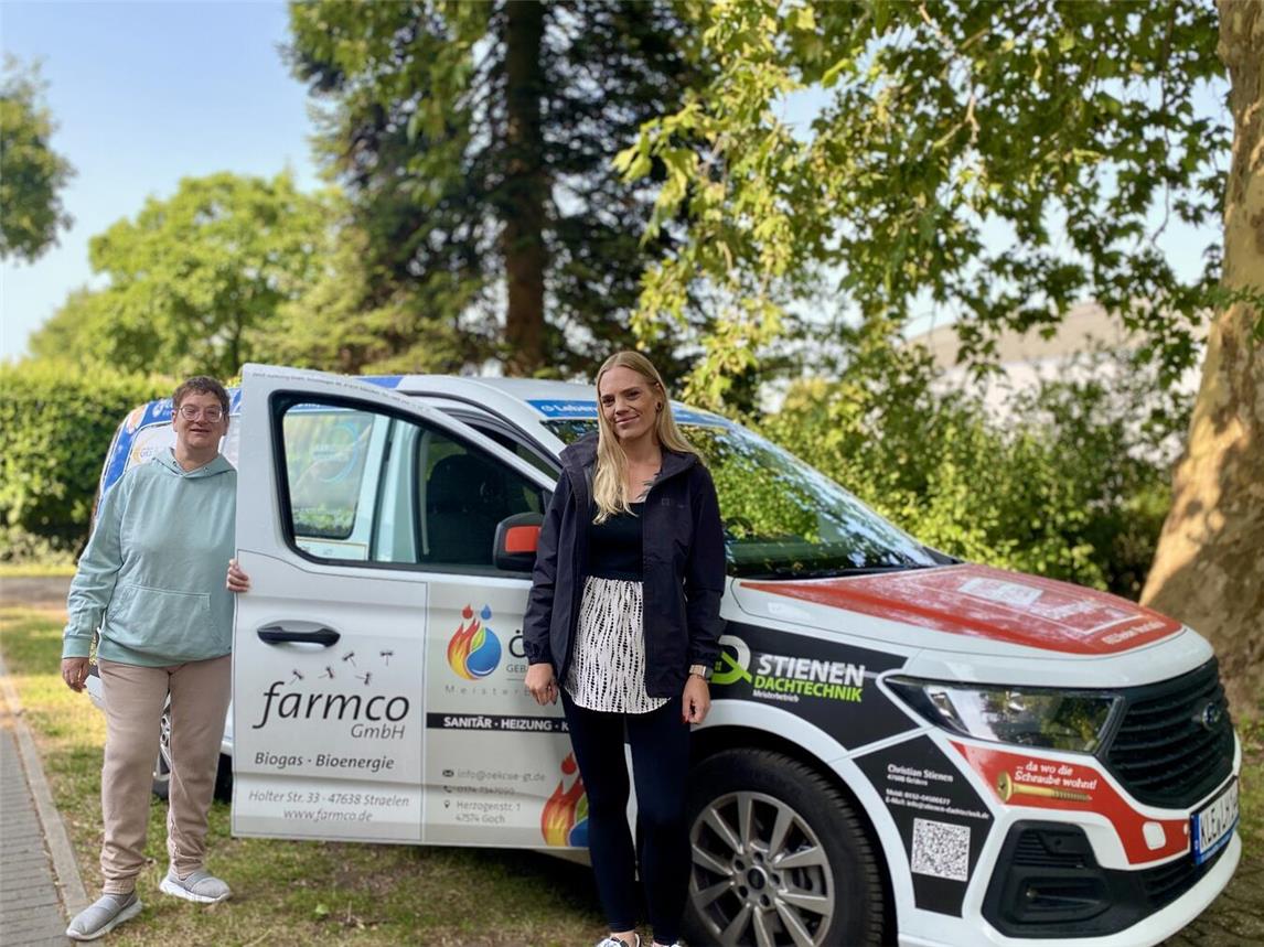 Bewohnerin Bianca van Stephoudt nahm sich eigens für den Fototermin einen Tag Urlaub, um sich gemeinsam mit Mitarbeiterin Sabrina Heißenberg bei allen Unterstützern zu bedanken. Foto: Lebenshilfe im Kreis Kleve