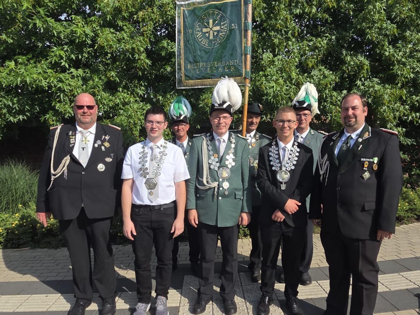 Bezirksbundesmeister Jürgen Kisters mit Jugendprinz Aaron Scholz, Bezirkskönig Alfred Scholz, Schülerprinz Phil Berretz und dem stellvertretenden Bezirksbundesmeister Stefan Ungerechts (vorne von links). Foto: privat