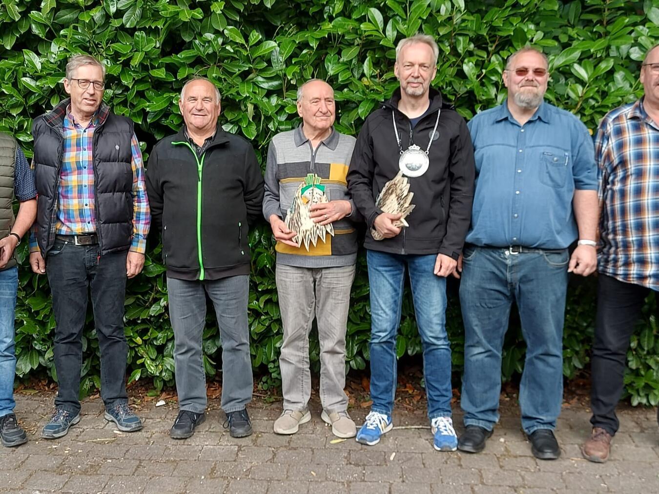 Bezirkskaiser und Scheibenkönig wurden mit den Ketten geehrt und die Plaketten und Pokale an die Siegerbruderschaften übergeben. Foto: privat