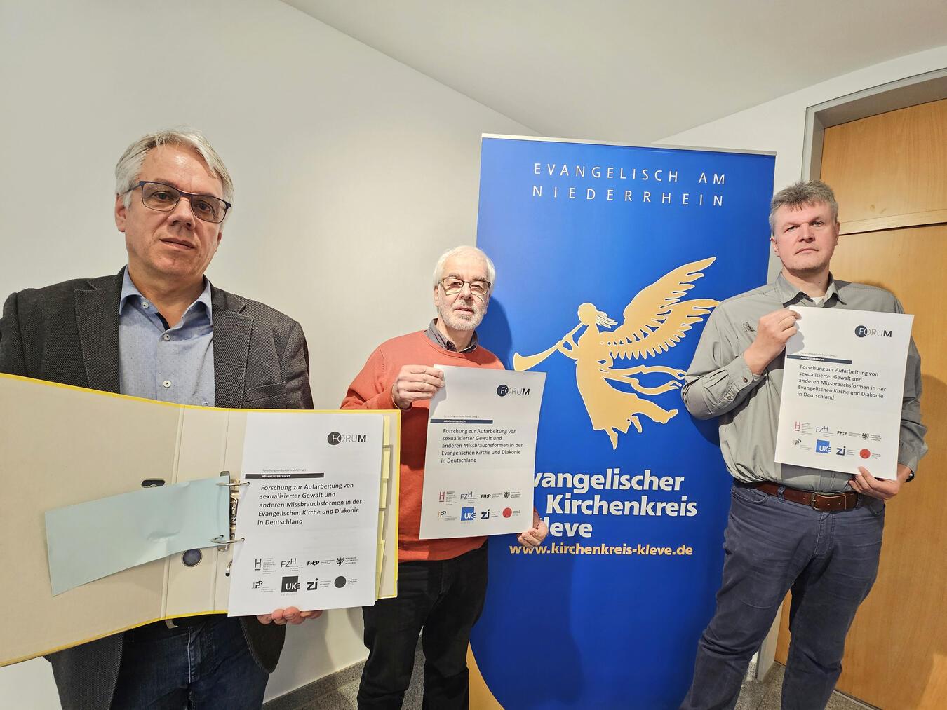 Bezogen Stellung zur ForuM-Studie: (v.l.) Joachim Wolff (Diakonie), Superintendent Hans-Joachim Wefers und Öffentlichkeitsreferent Stefan Schmelting. NN-Foto: Thomas Langer