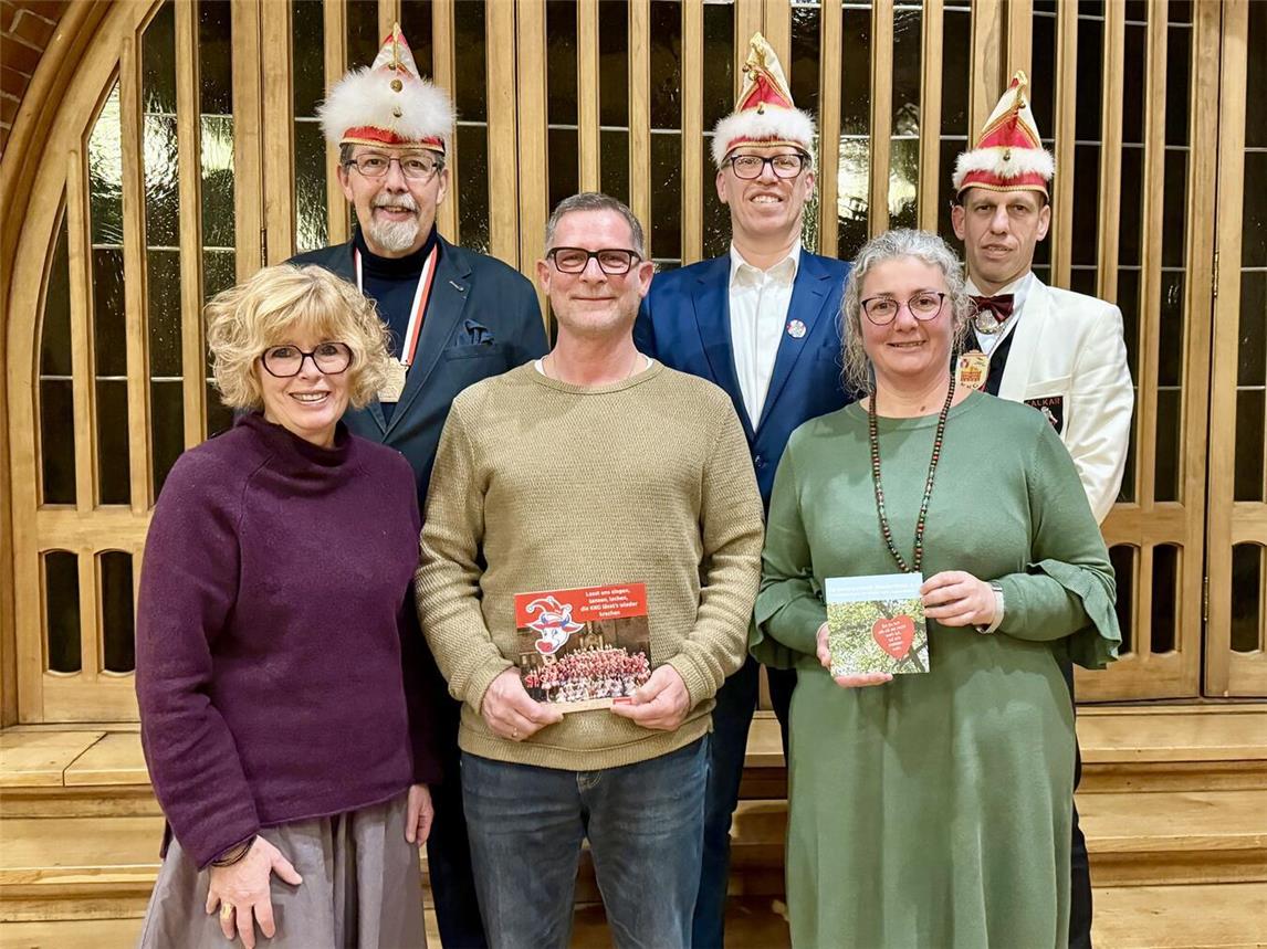 Bianca van Hardefeld (2.v.r.) hat mit Ehemann Dirk (3.v.l.) die Arbeit von „Herzenswunsch Niederrhein“ vorgestellt. Kalkars Bürgermeisterin Britta Schulz, Stephan Weber, Paul Jamin und Jens Rottmann (alle KKG; v.l.) freuen sich mit der Preisträgerin auf die Verleihung am 16. Februar. NN-Foto: SP