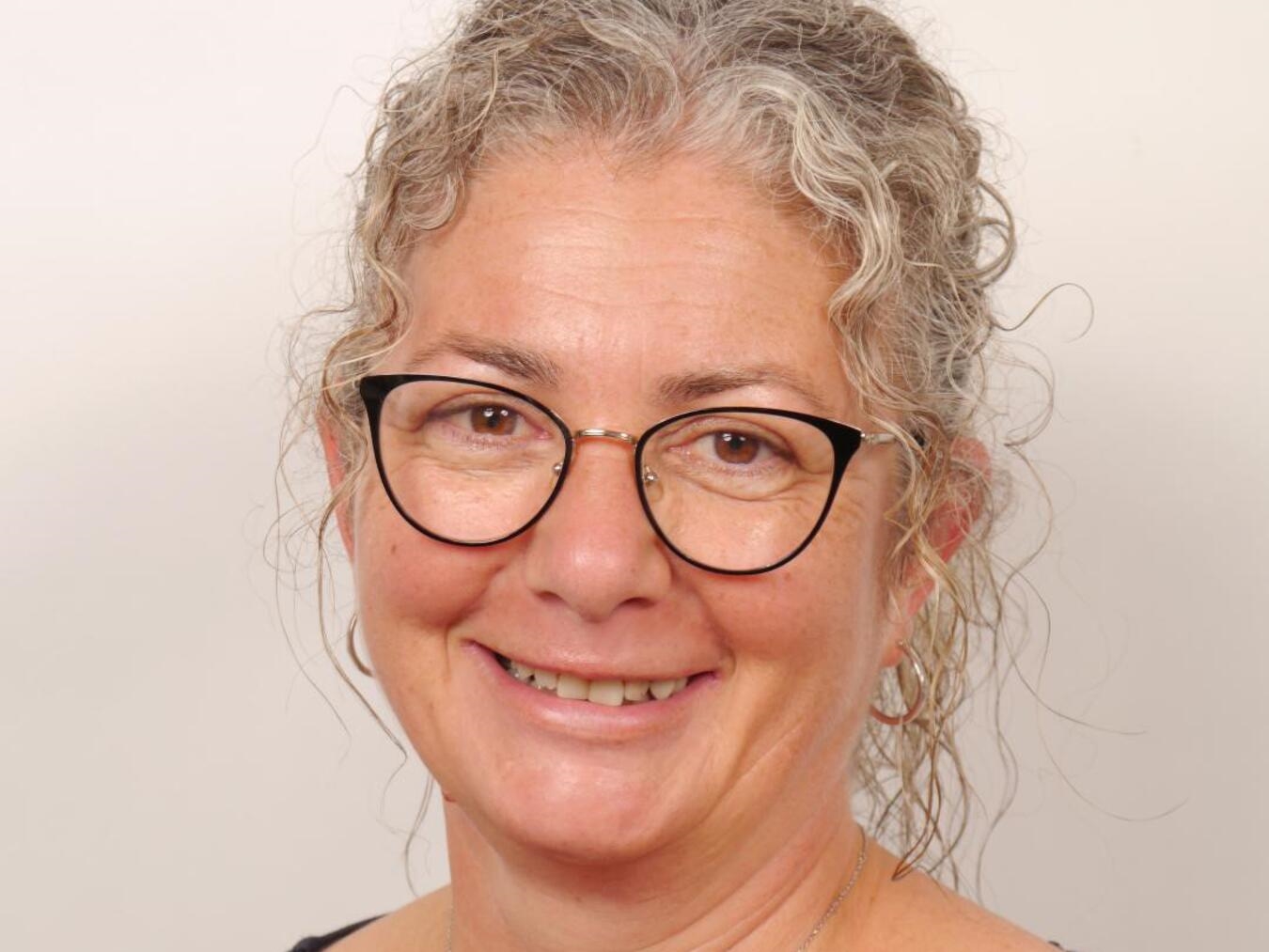 "Bianca van Hardeveld, Vorsitzende Kinder- und Jugendtrauerbegleitung Niederrhein, lächelndes Porträt."