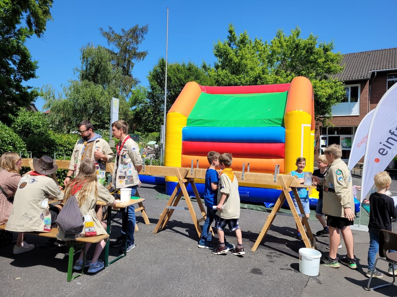 "Bierkrugschieben beim Pfarrfest Hartefeld: Pfadfinder zeigen Geschicklichkeit, unterstützt von lokalen Vereinen."