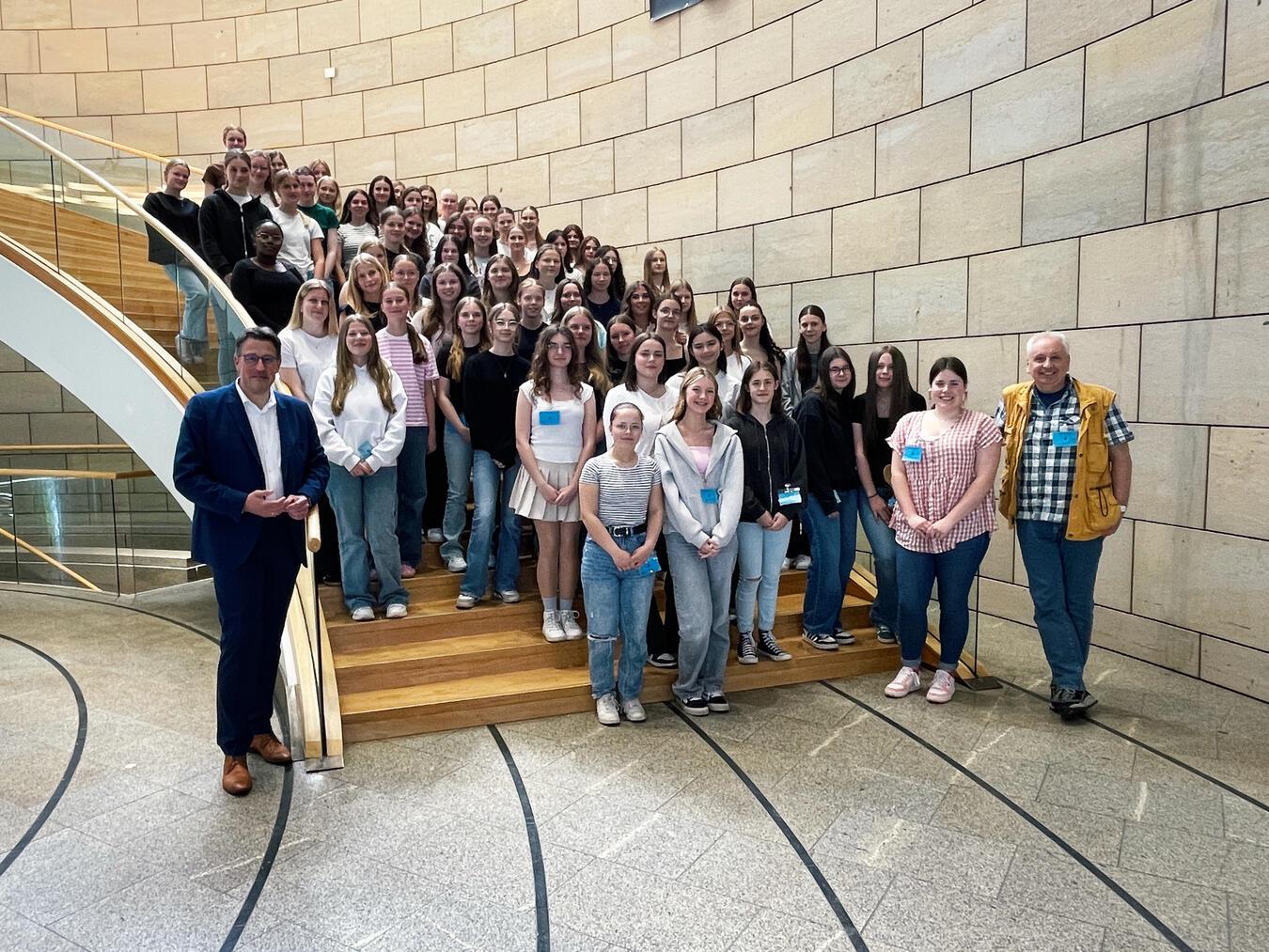 Xanten: Marienschülerinnen besuchen NRW-Landtag 