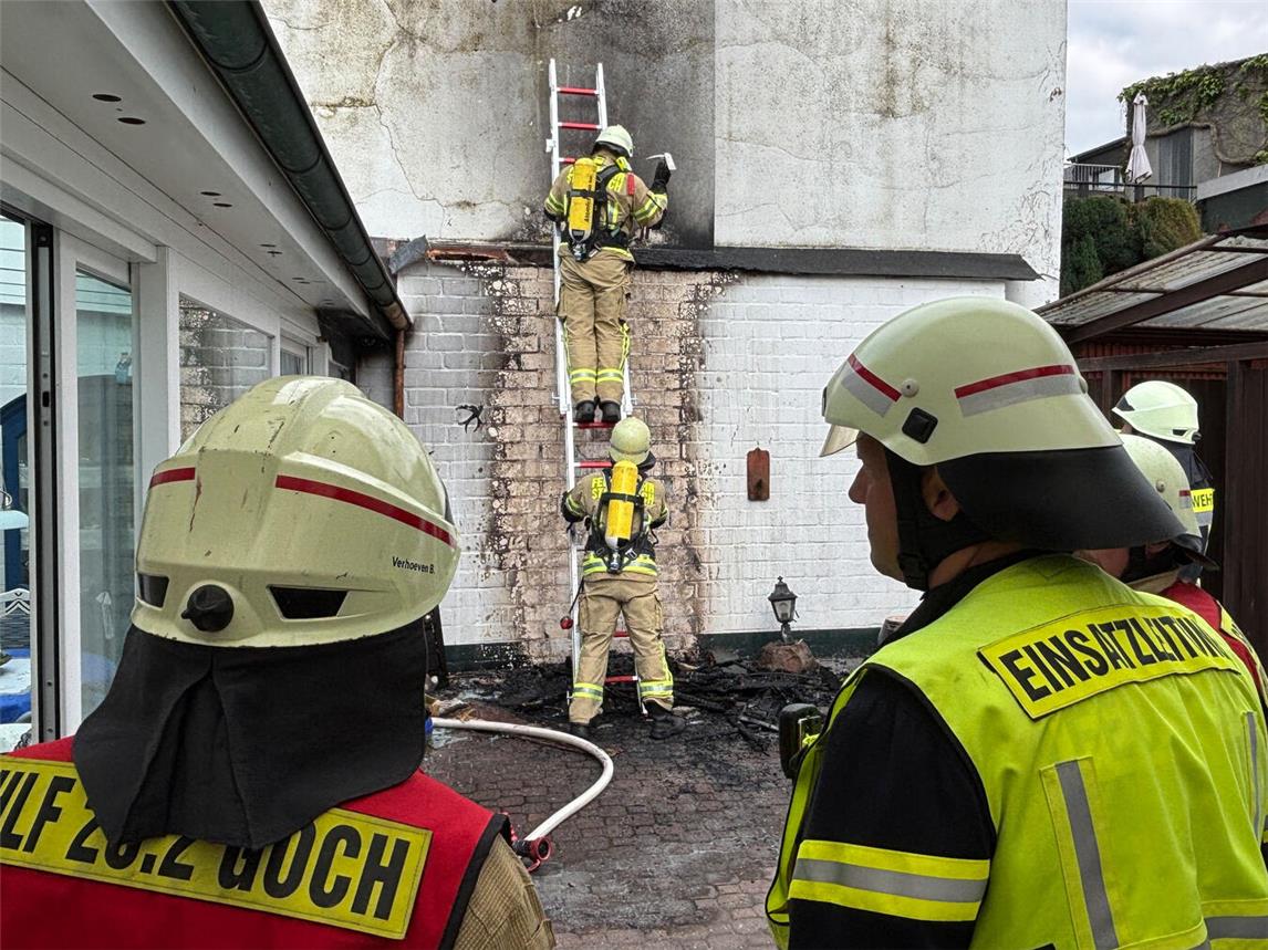 Goch: Feuer in einem Innenhof