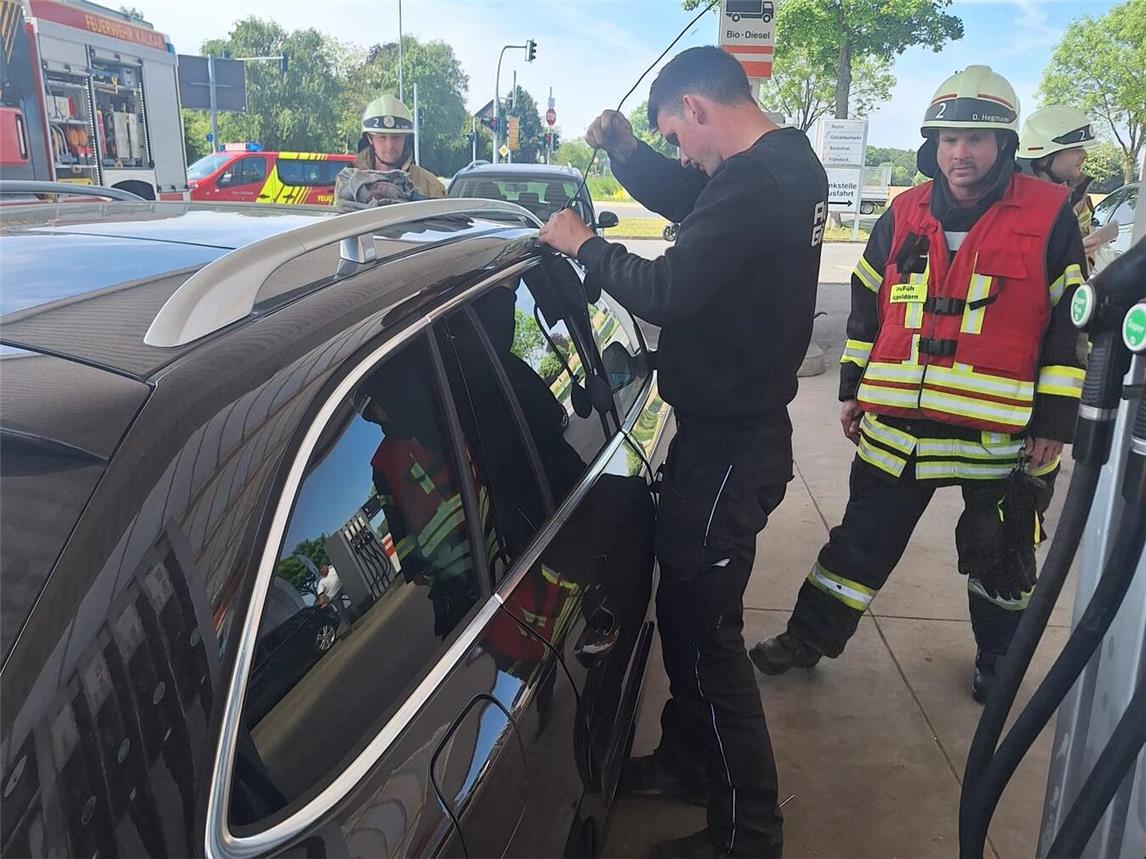 Appeldorn: Kleinkind im Auto eingeschlossen – Feuerwehr hilft
