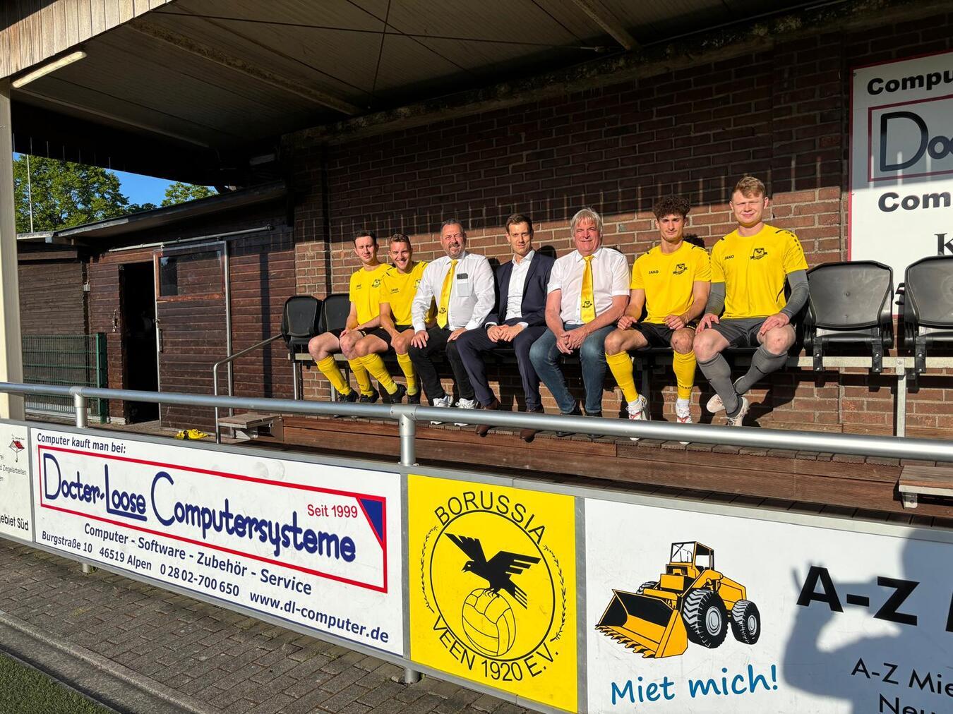 Neue Tribünensitze für Borussia Veen 