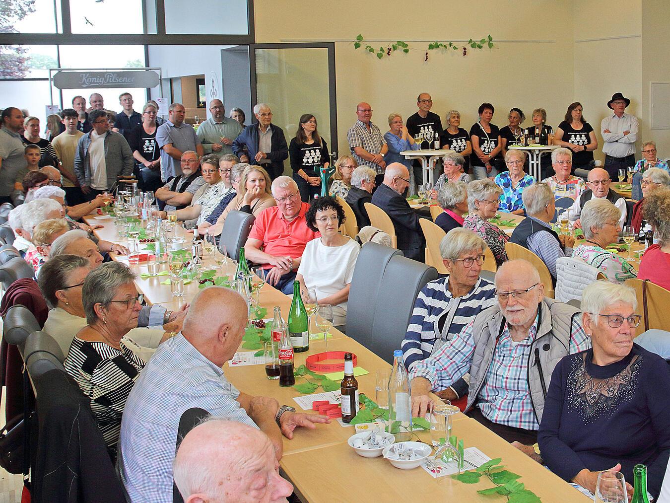 Tolle Stimmung beim Weinfest des MGV Borth  in Wallach 