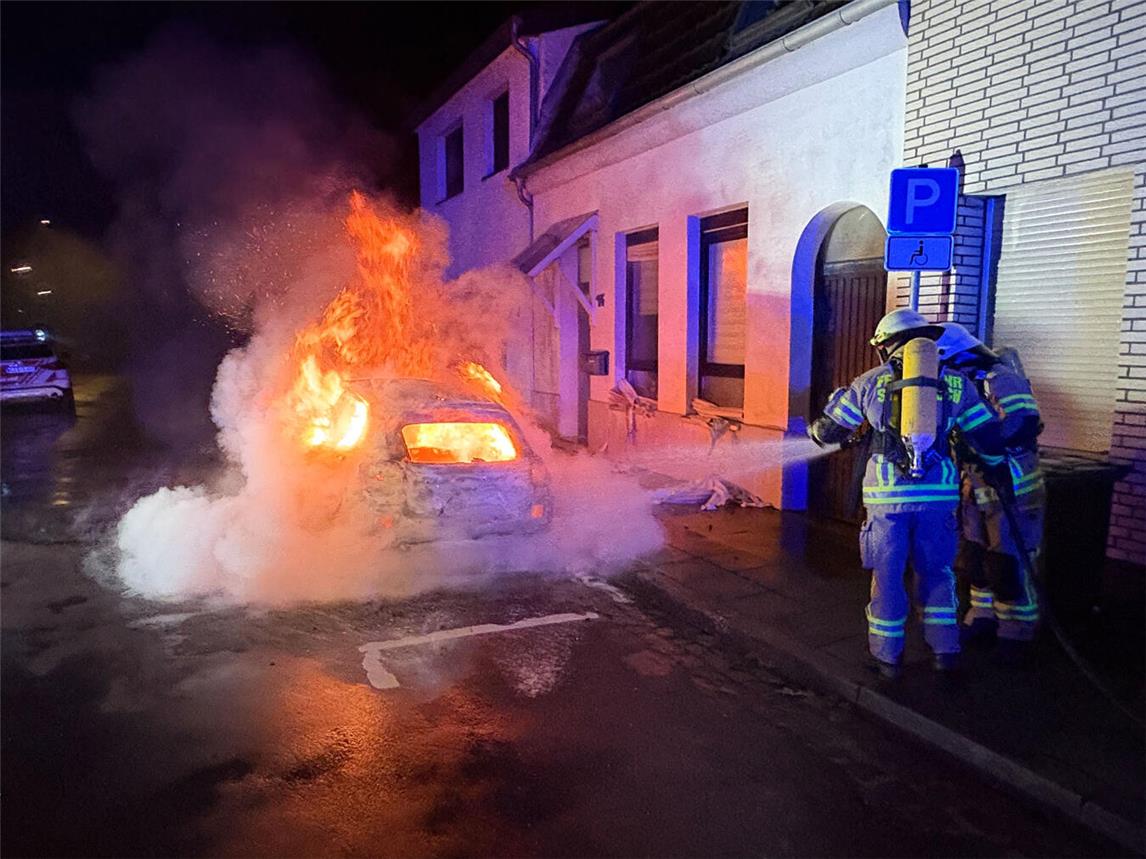 PKW-Brand an der Thielenstraße in Goch