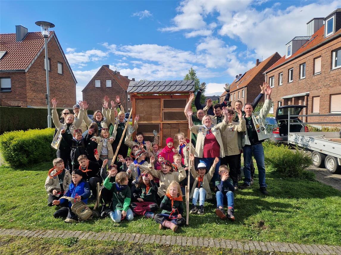 Uedemer Pfadfinder bauen große Insektenhotels