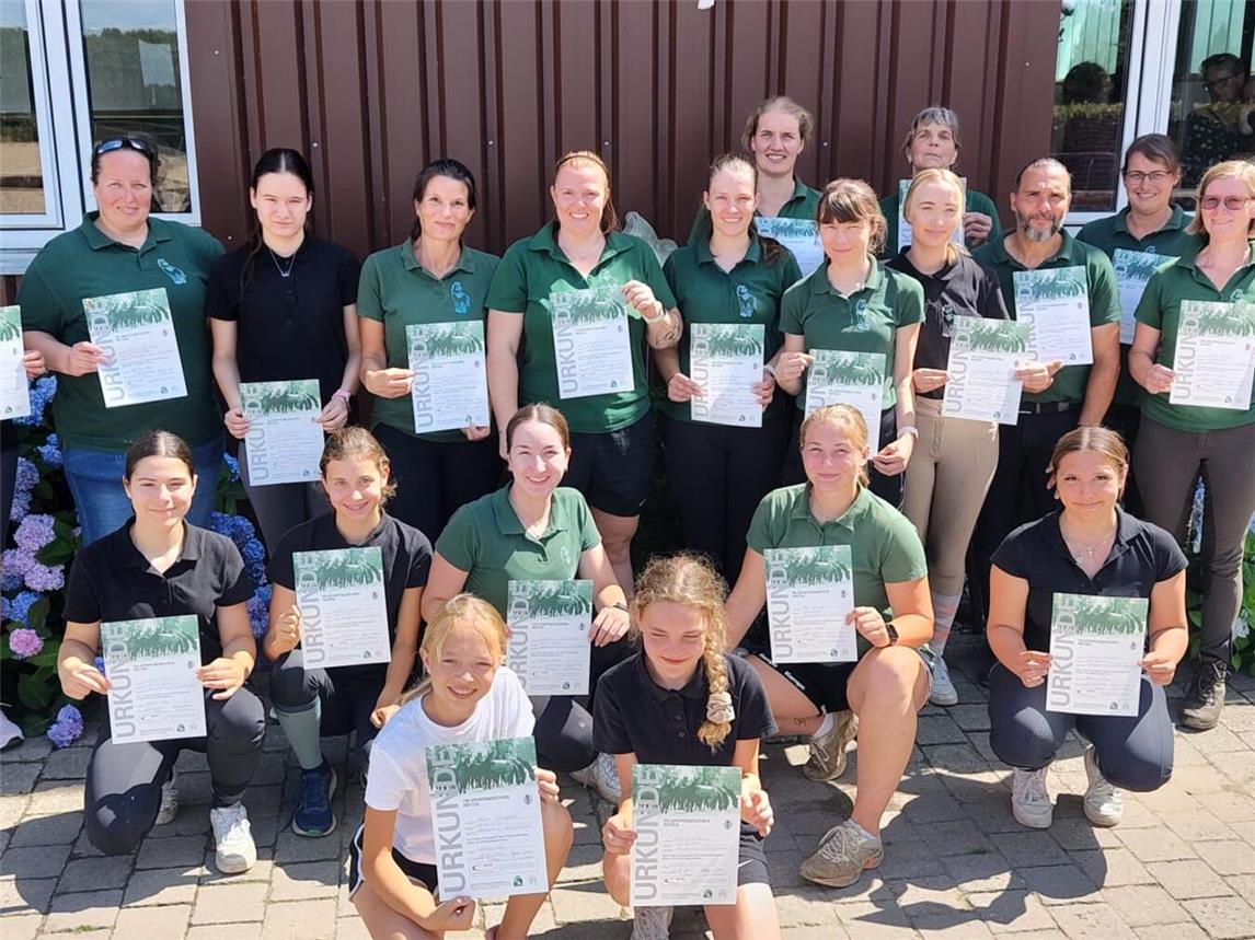 Alpen: 20 motivierte Reiter erhalten das FN Sportabzeichen Reiten