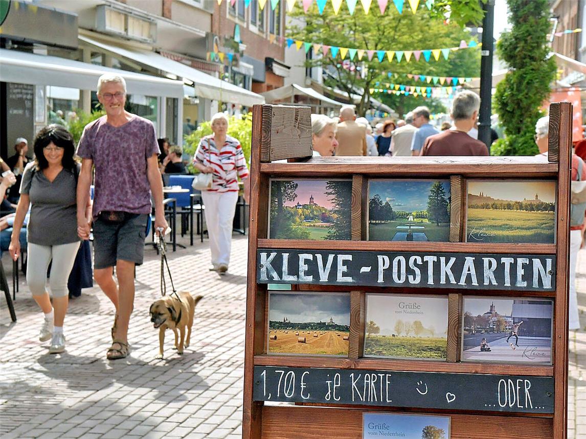 Viele Gäste beim Schnäppchenmarkt