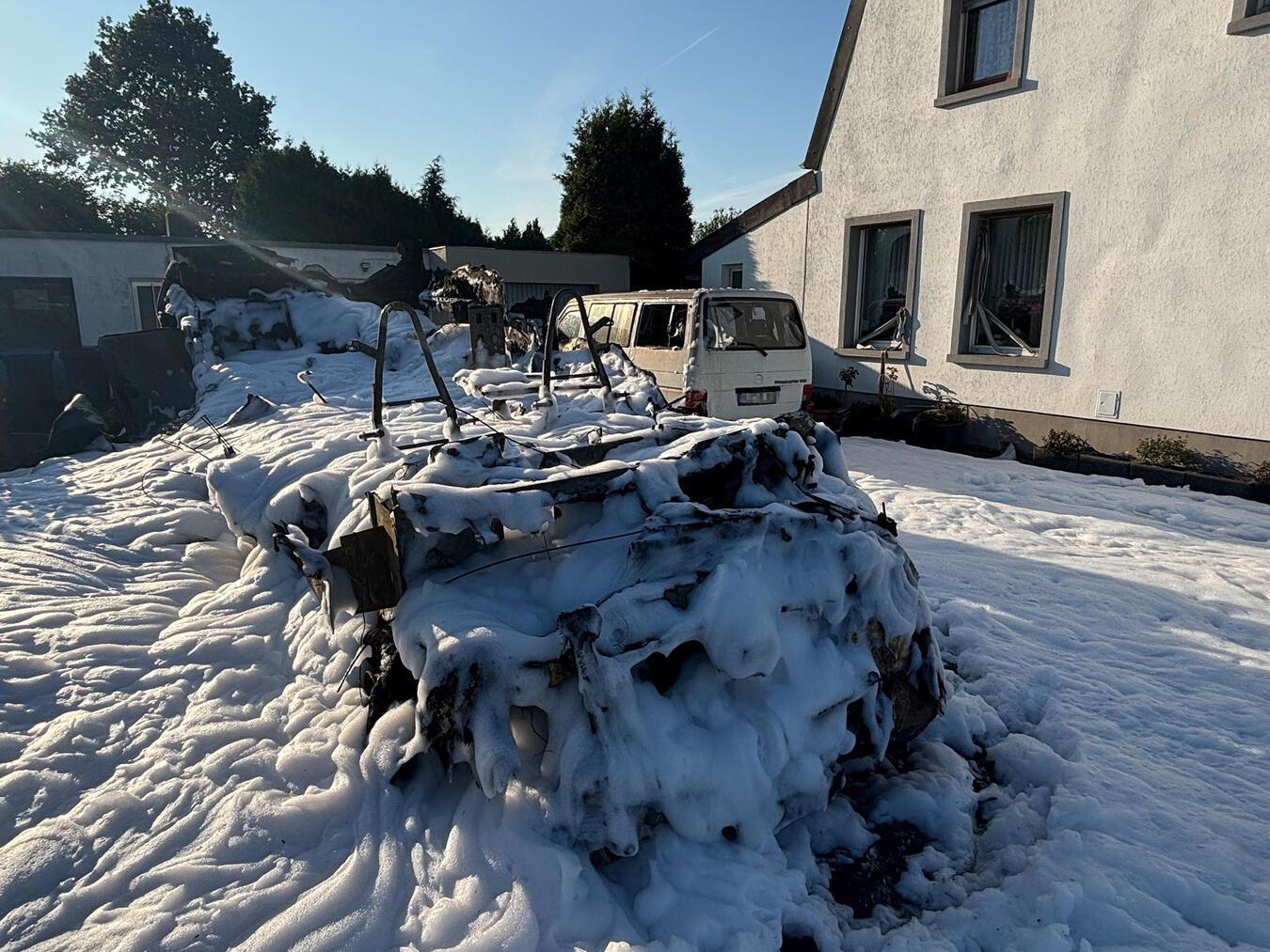 Pfalzdorf: Wohnmobil brennt komplett aus 