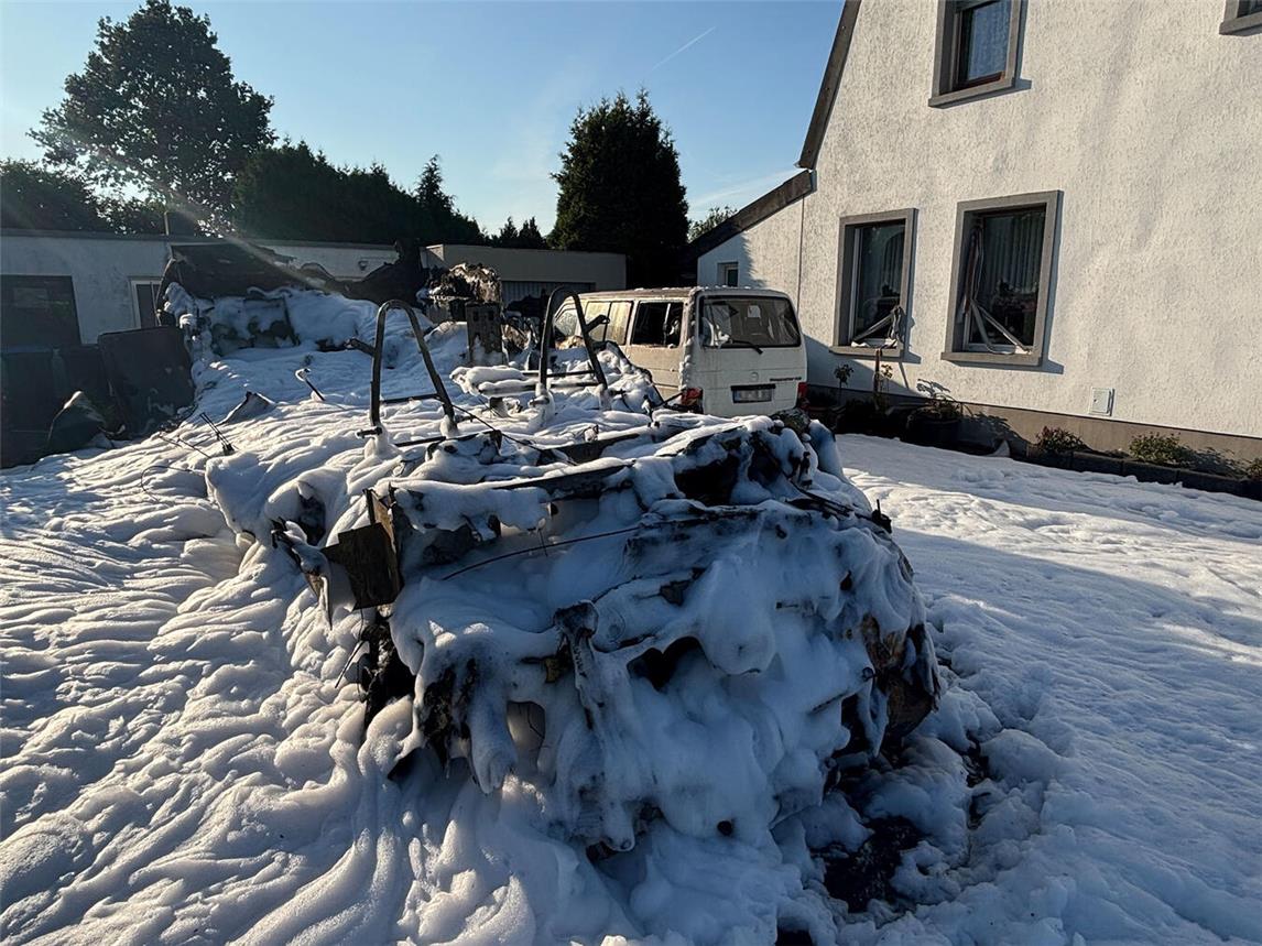 Pfalzdorf: Wohnmobil brennt komplett aus