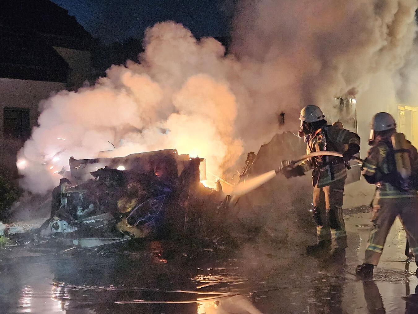 Pfalzdorf: Wohnmobil brennt komplett aus 