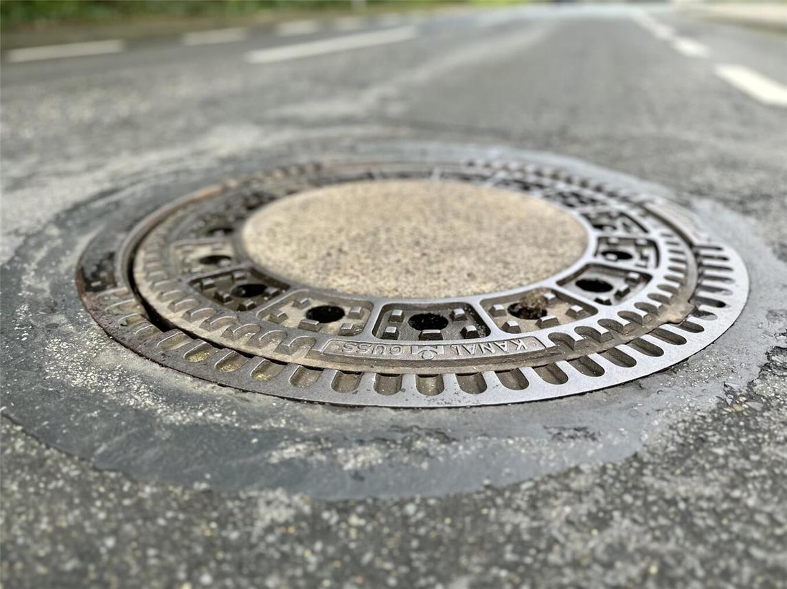 Stadt Geldern saniert Schachtdeckel