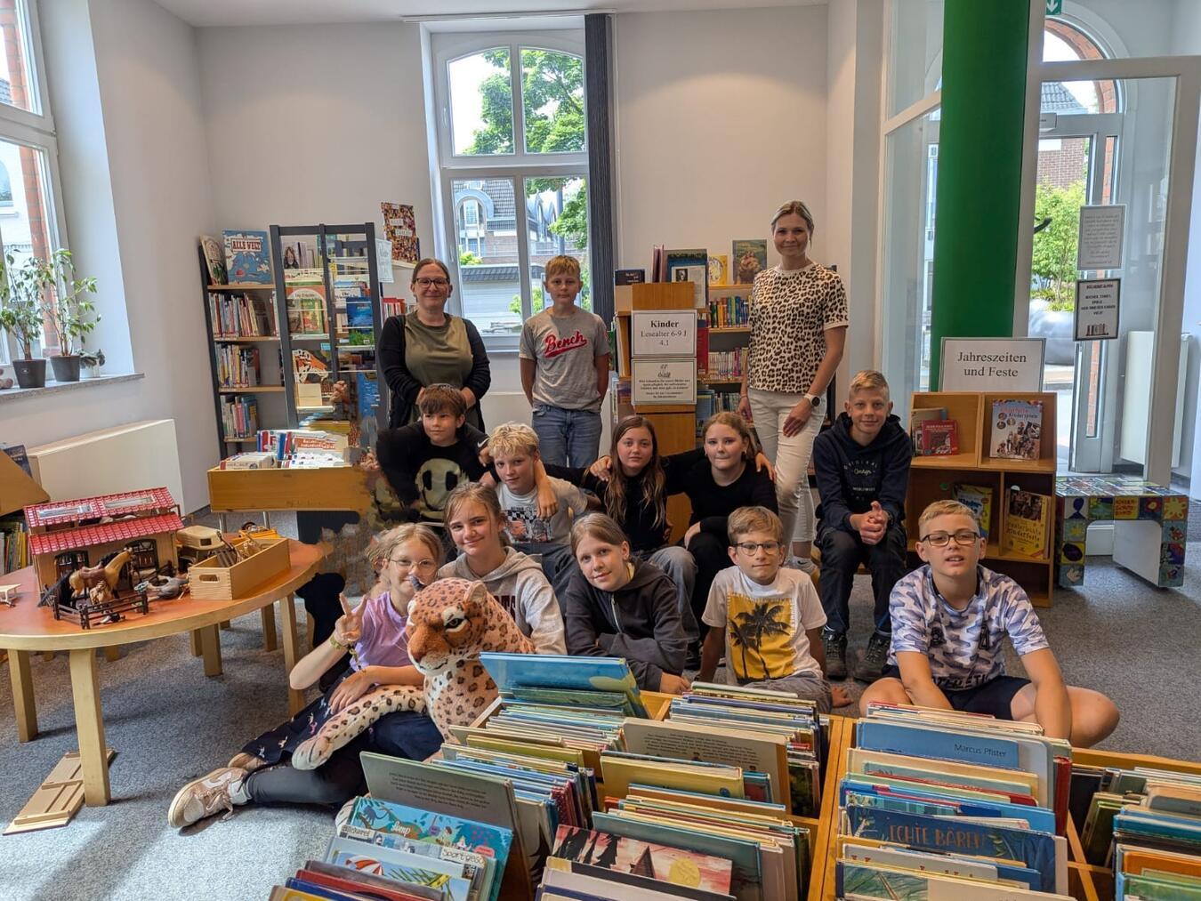Die Bibliothek der Gemeinde Alpen begeistert Fünftklässler der Sekundarschule 