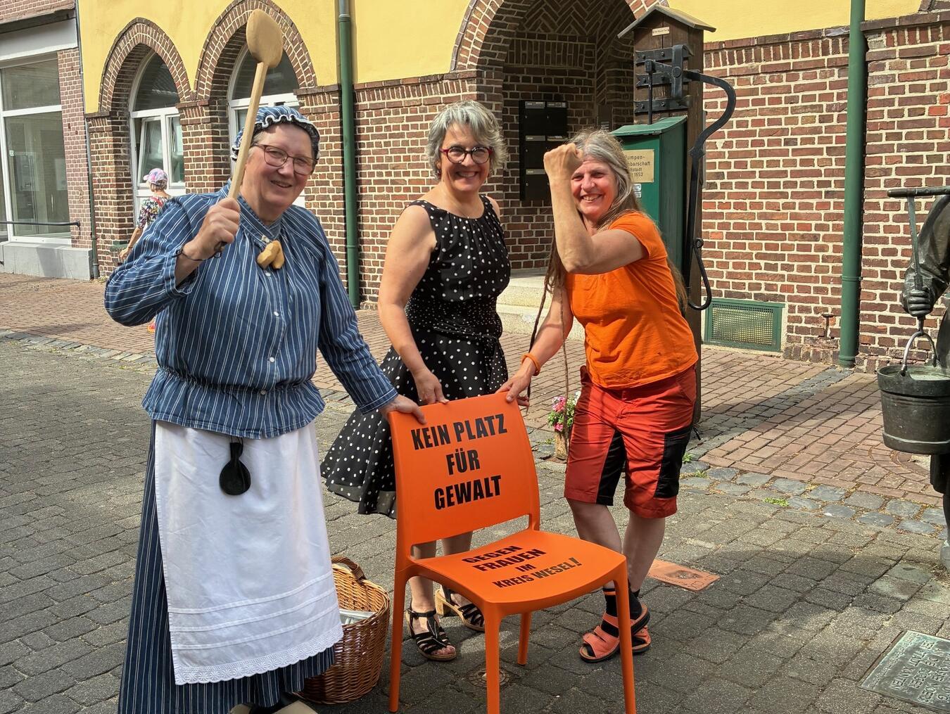 Xanten: Der orange Stuhl steht jetzt bei der TIX 