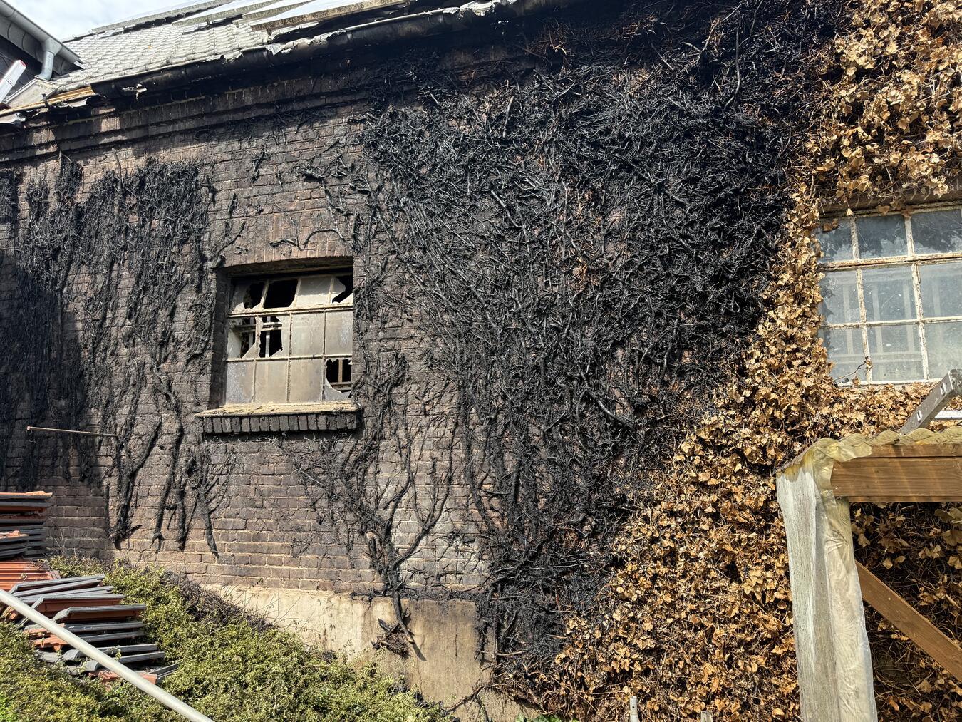 Feuerwehr Kalkar löscht Hauswand-Brand 