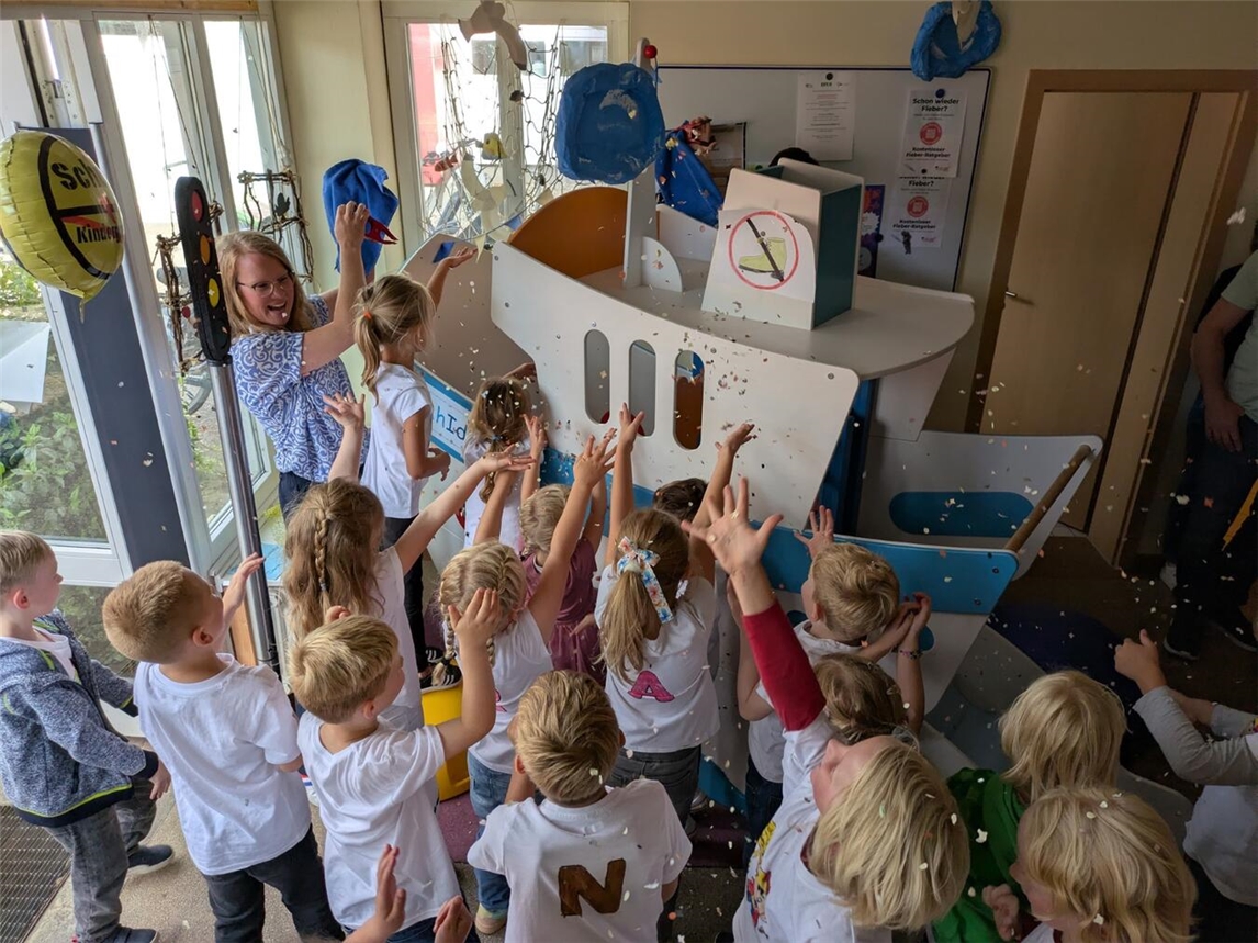 „AhIda“ legt im Foyer an: Förderverein St. Martinus Pfalzdorf schenkt Kita ein Spielschiff