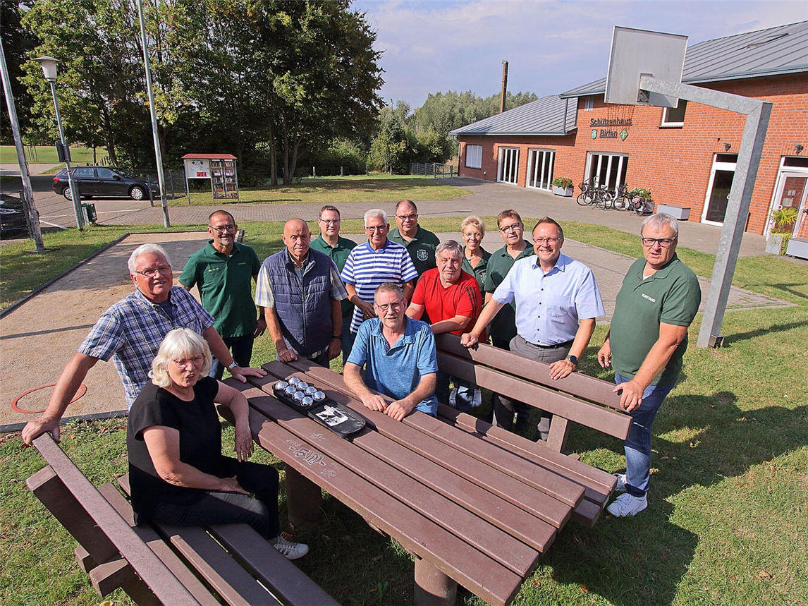 Bänke und Tisch für die Bocciabahn in Birten