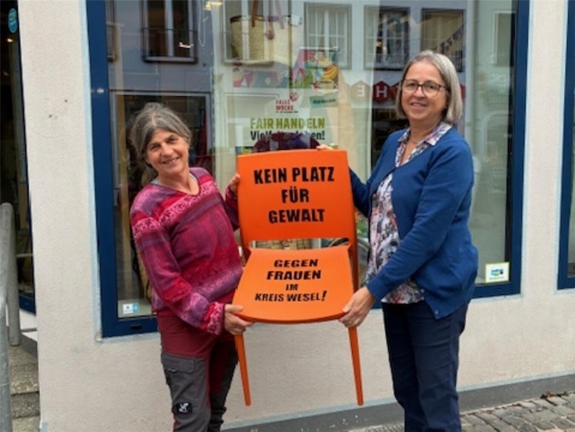 Der „Orange Stuhl“ steht im Oktober vor dem Weltladen Xanten