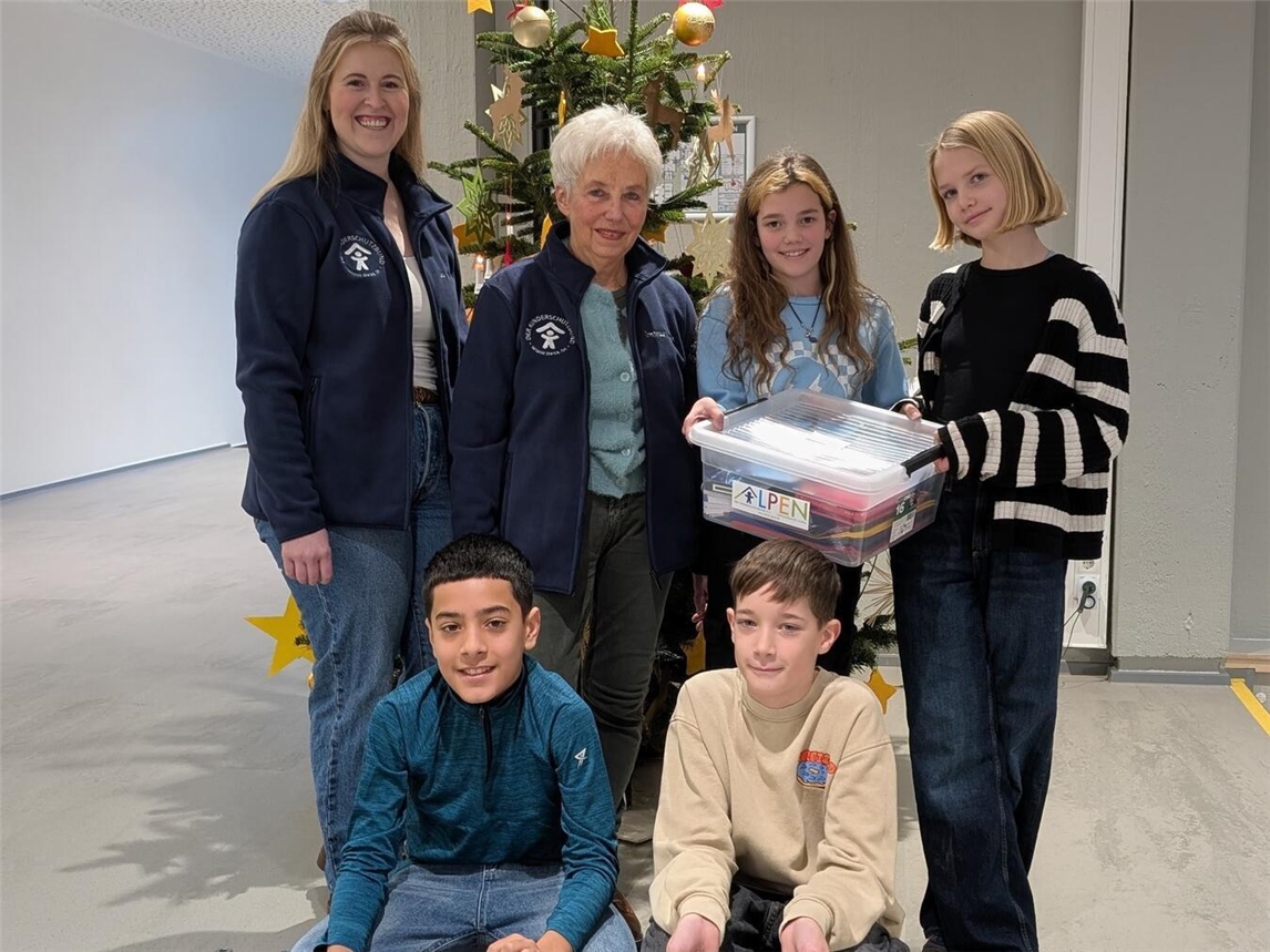 Kinderschutzbund Alpen überreicht Materialkisten an die Sekundarschule Alpen