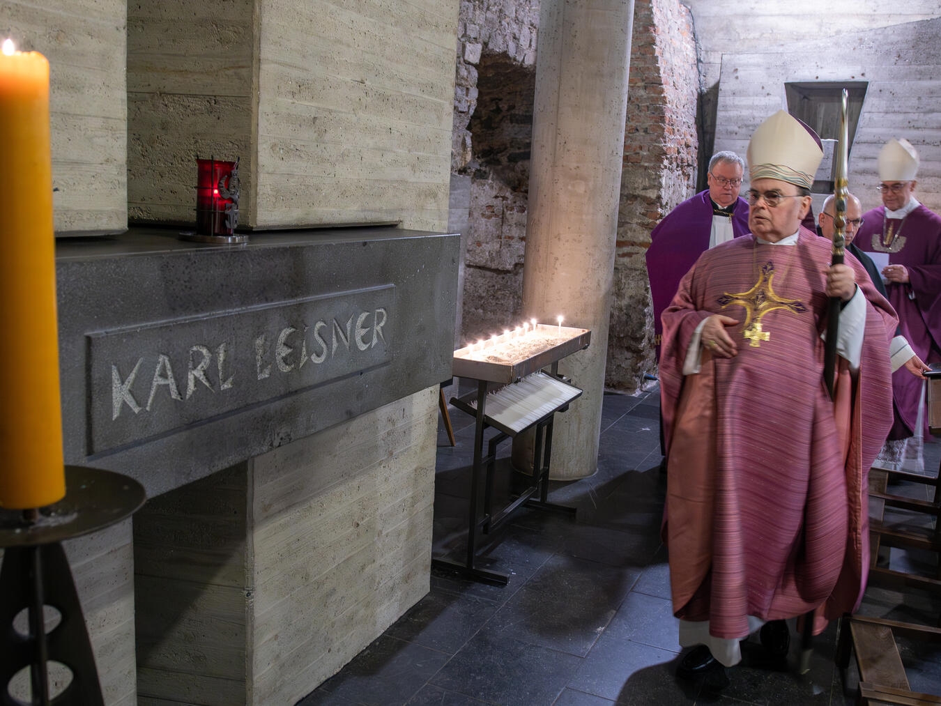 Bischof Bertram Meier ehrt den Seligen Karl Leisner im Xantener Dom 