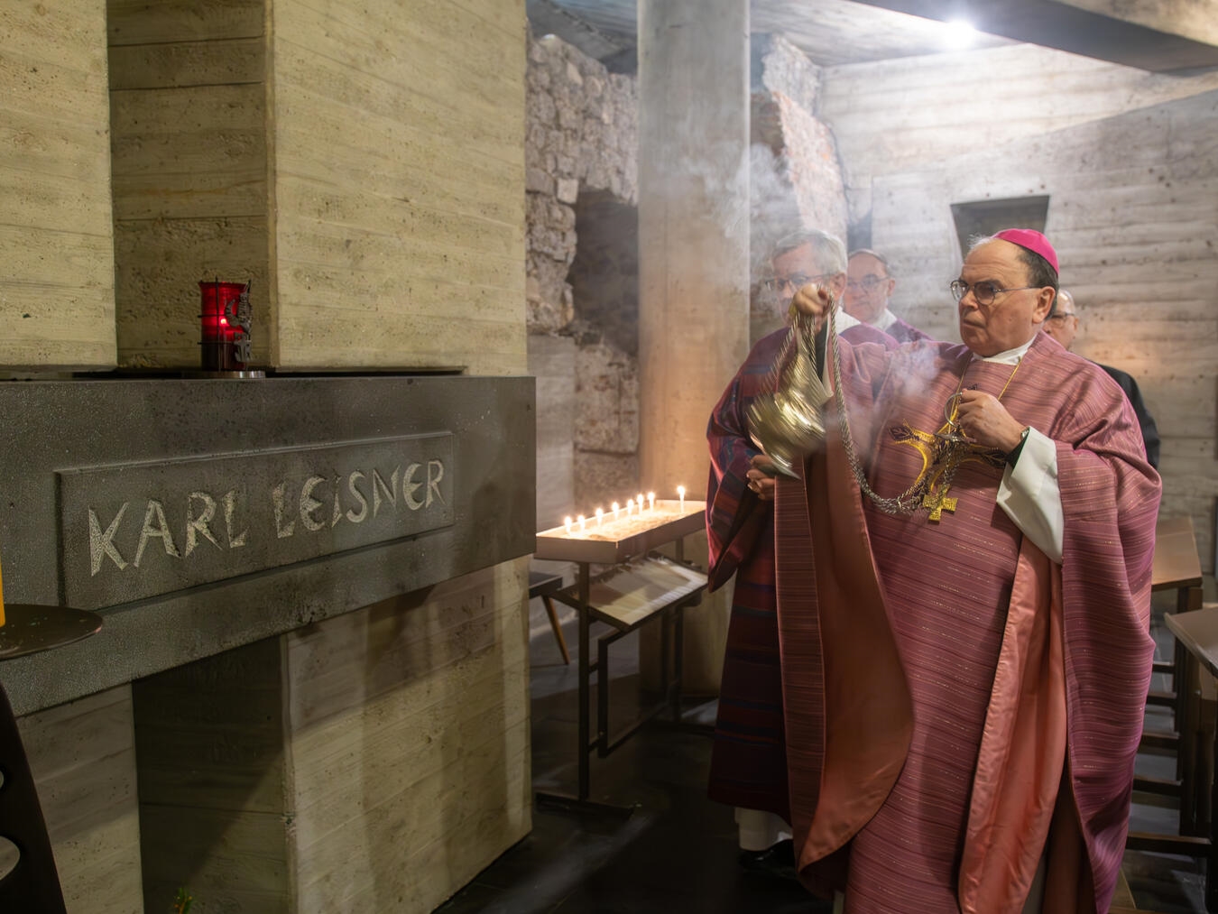 Bischof Bertram Meier ehrt den Seligen Karl Leisner im Xantener Dom 
