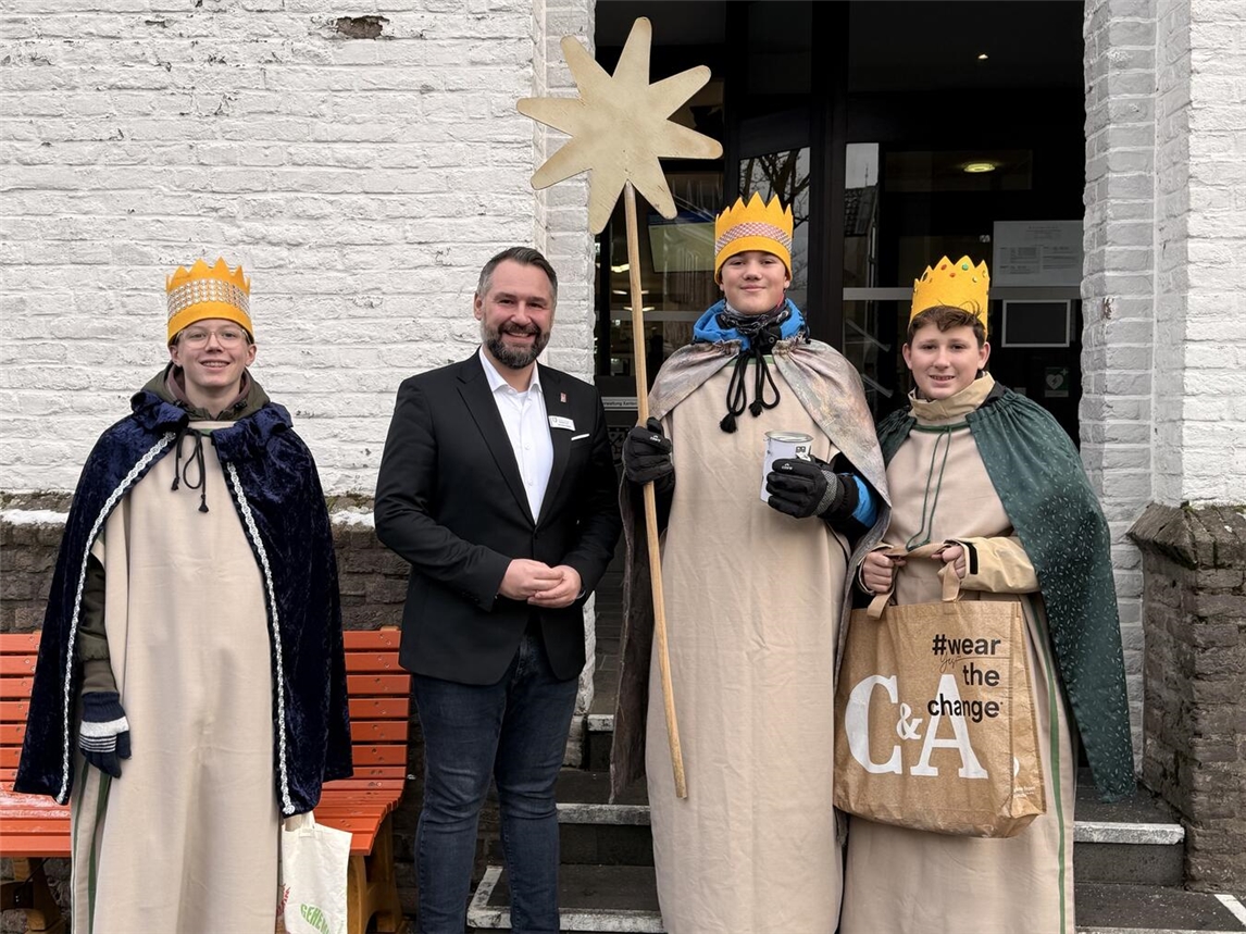 Xantens Bürgermeister Rafael Zur empfängt die Sternsinger