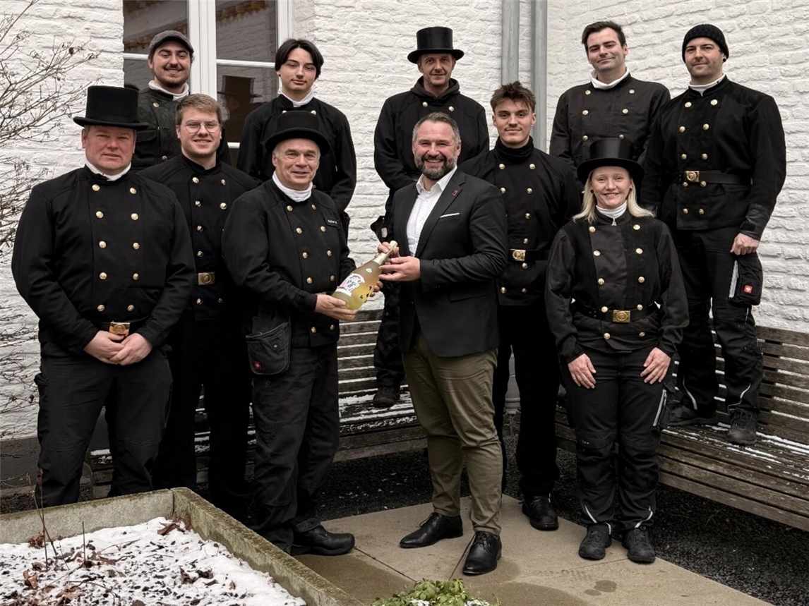 Glück fürs Xantener Rathaus: Schornsteinfeger besuchen Bürgermeister Rafael Zur