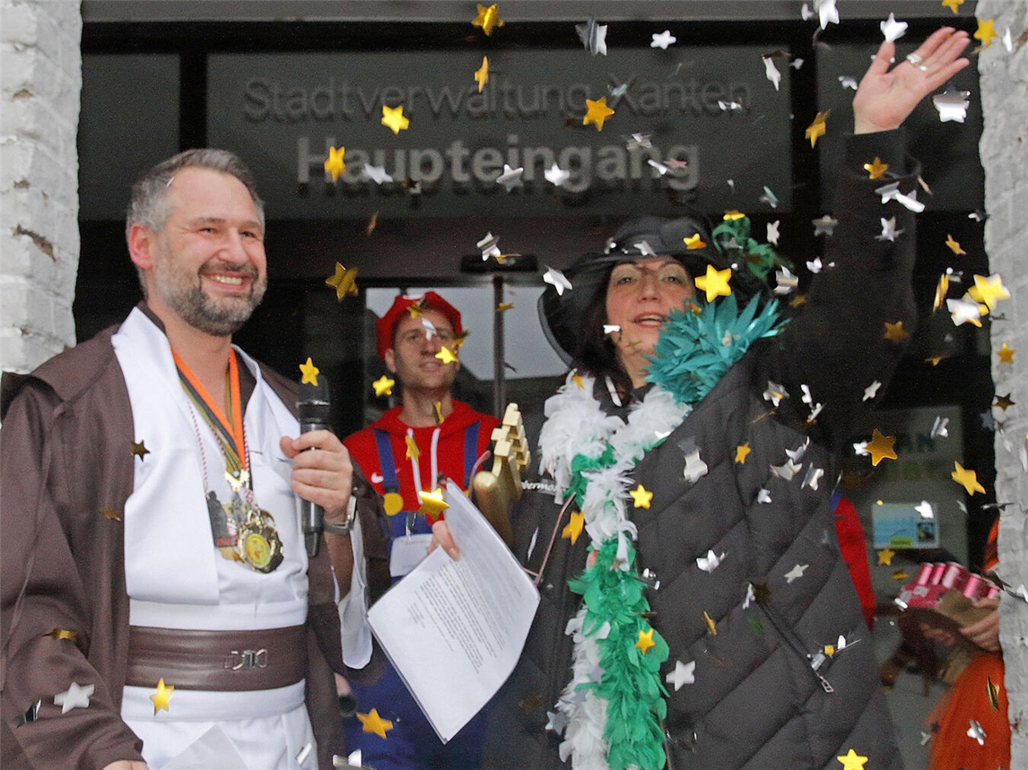 Rathaussturm: Die Möhnen haben in Xanten das Rathaus übernommen