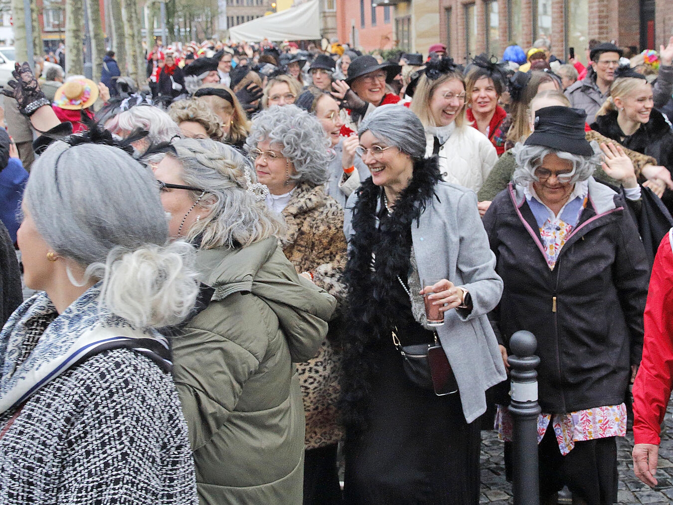 Rathaussturm: Die Möhnen haben in Xanten das Rathaus übernommen 
