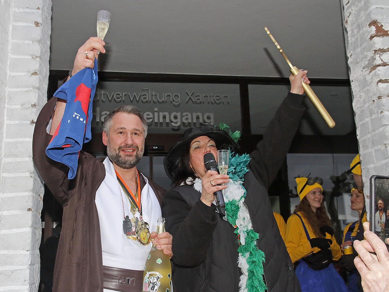 Rathaussturm: Die Möhnen haben in Xanten das Rathaus übernommen 