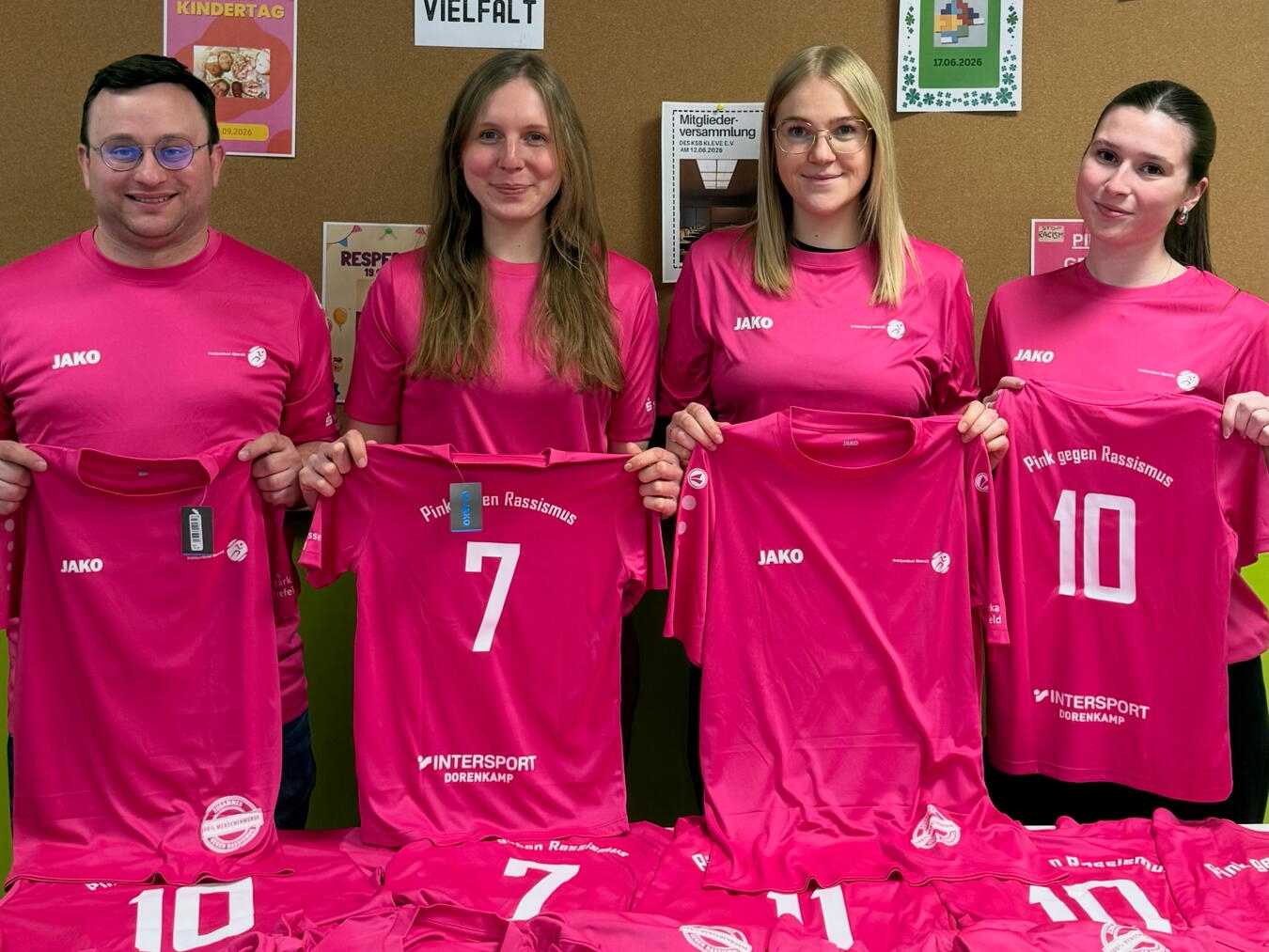 KreisSportBund präsentiert neue „Pink gegen Rassismus“-Trikots 