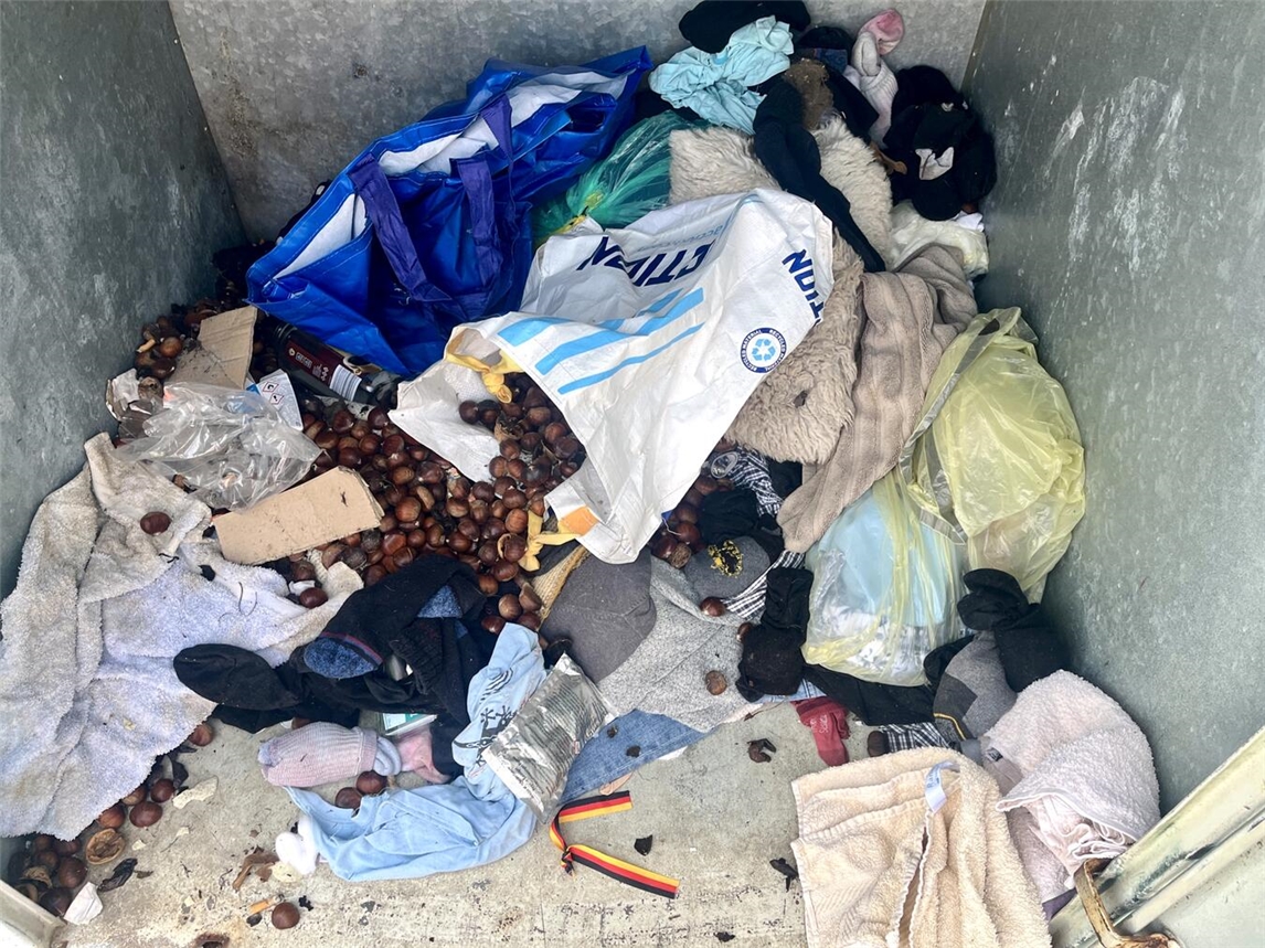 Rheinberg: Dauerhafte Fehlbefüllung des Altkleidercontainers