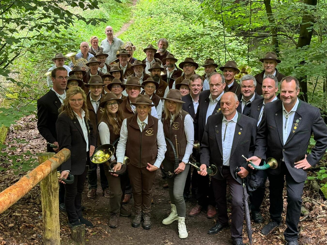 Eine Brücke voller Jagdhornbläser 