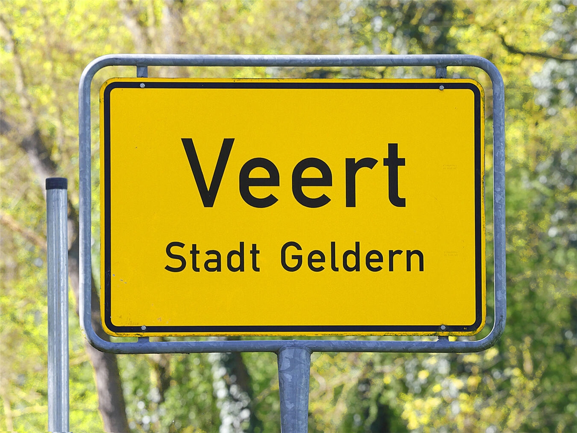 Heimatverein Veert stellt den Maibaum auf