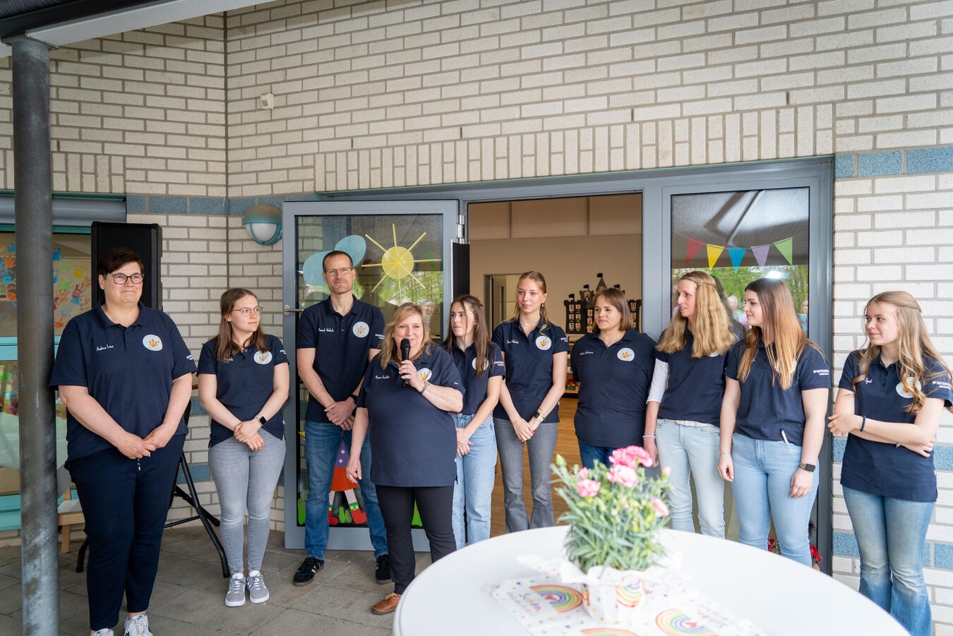 Das Kita-Team begrüßt die Gäste beim Tag der offenen Tür. 