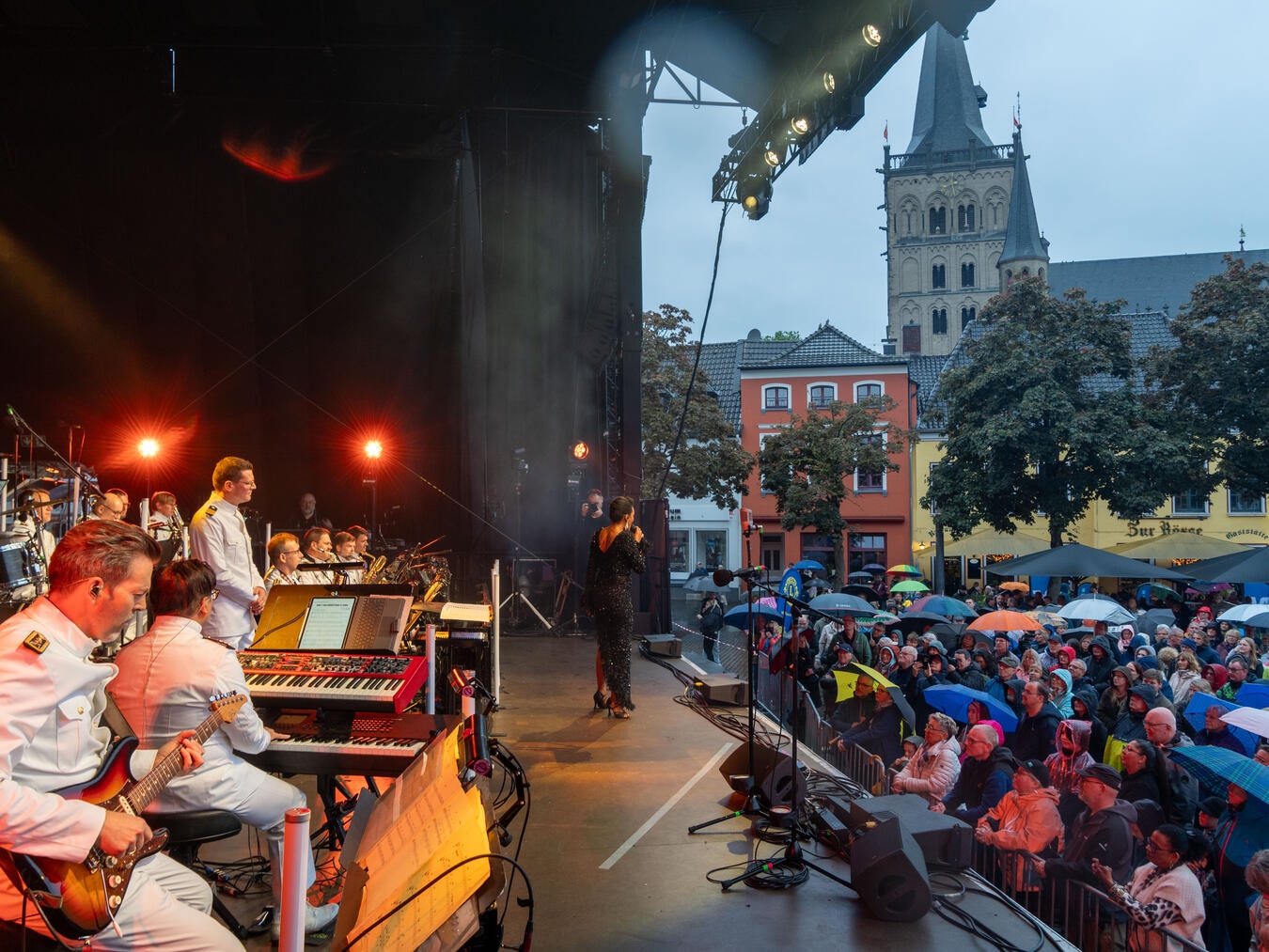 Big Band der Bundeswehr begeistert mit Swing, Rock und Pop auf dem Xantener Marktplatz 