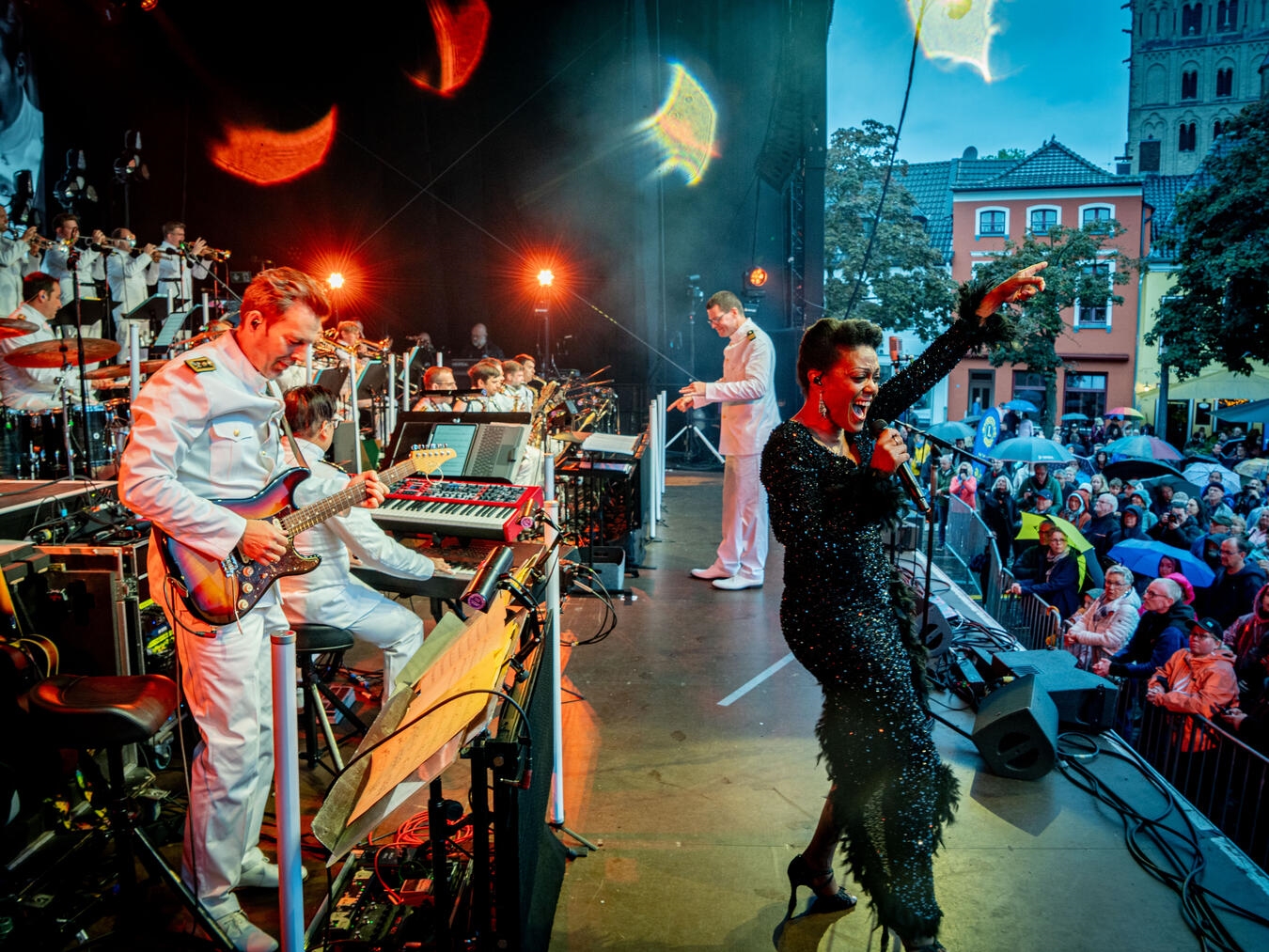 Big Band der Bundeswehr begeistert mit Swing, Rock und Pop auf dem Xantener Marktplatz 