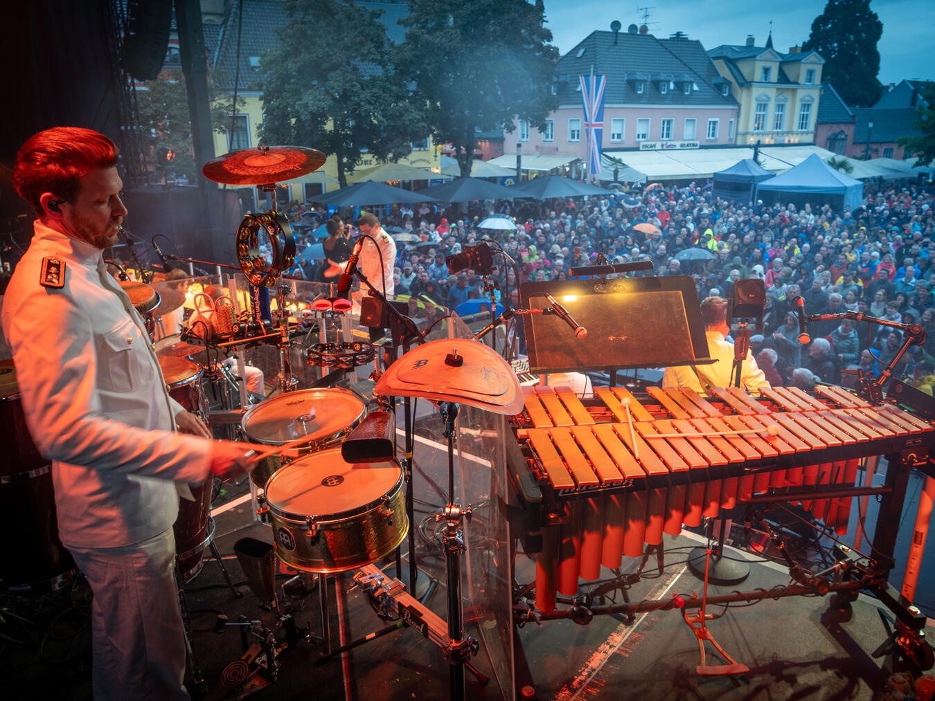 Big Band der Bundeswehr begeistert mit Swing, Rock und Pop auf dem Xantener Marktplatz 