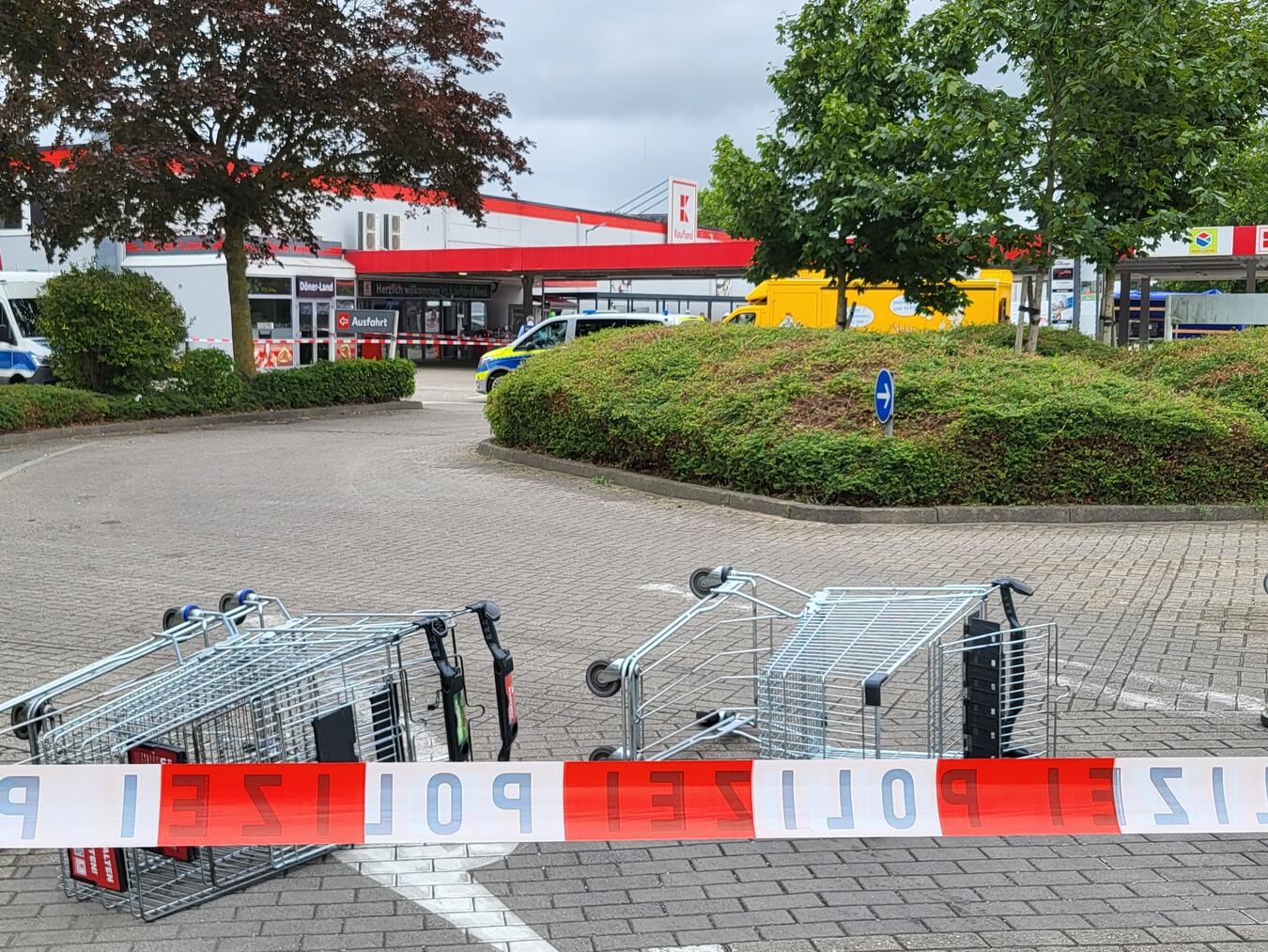 Geldautomat gesprengt: Kaufland-Markt in Rees gesperrt! 
