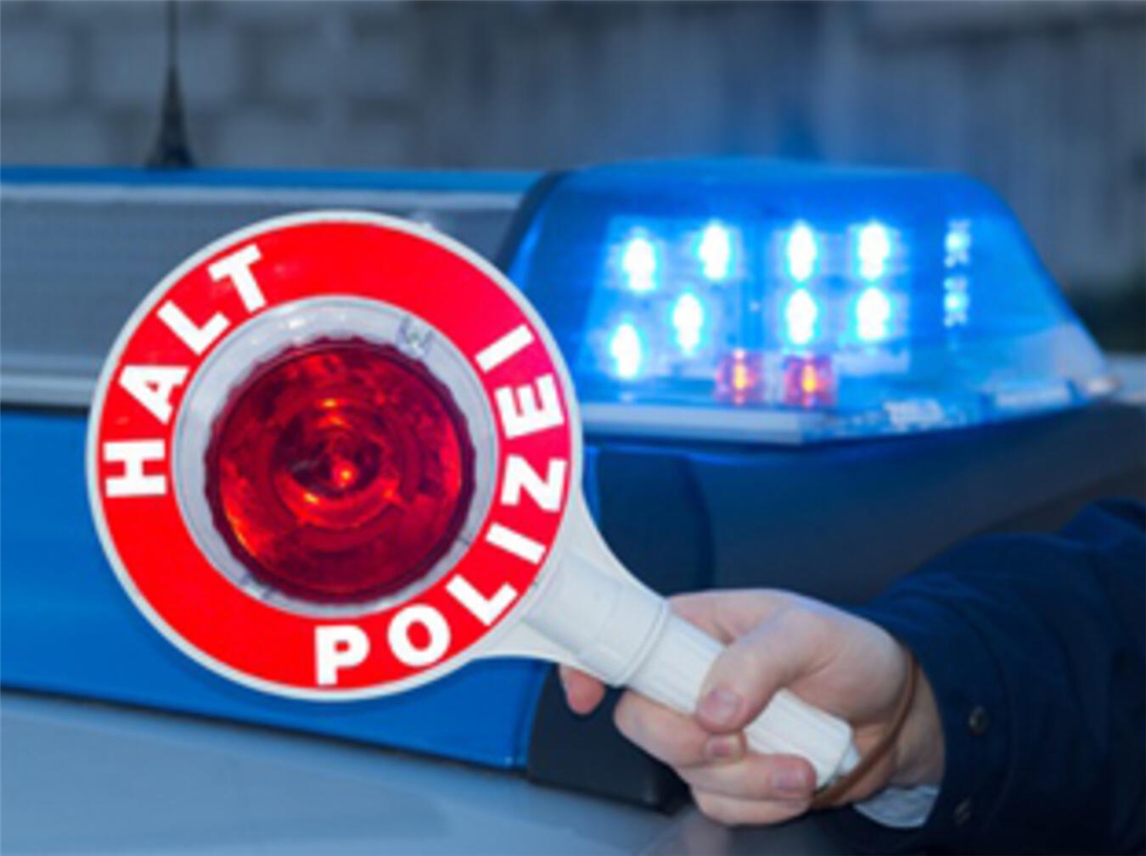 Pkw kollidiert mit Straßenbaum