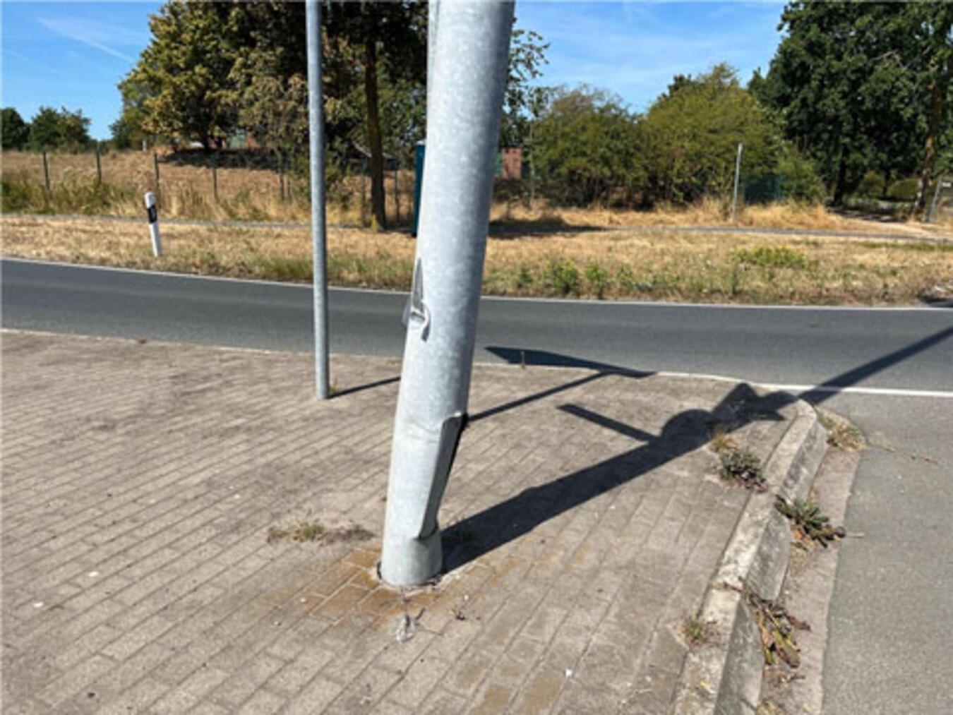Weeze: Laternenmast beschädigt 