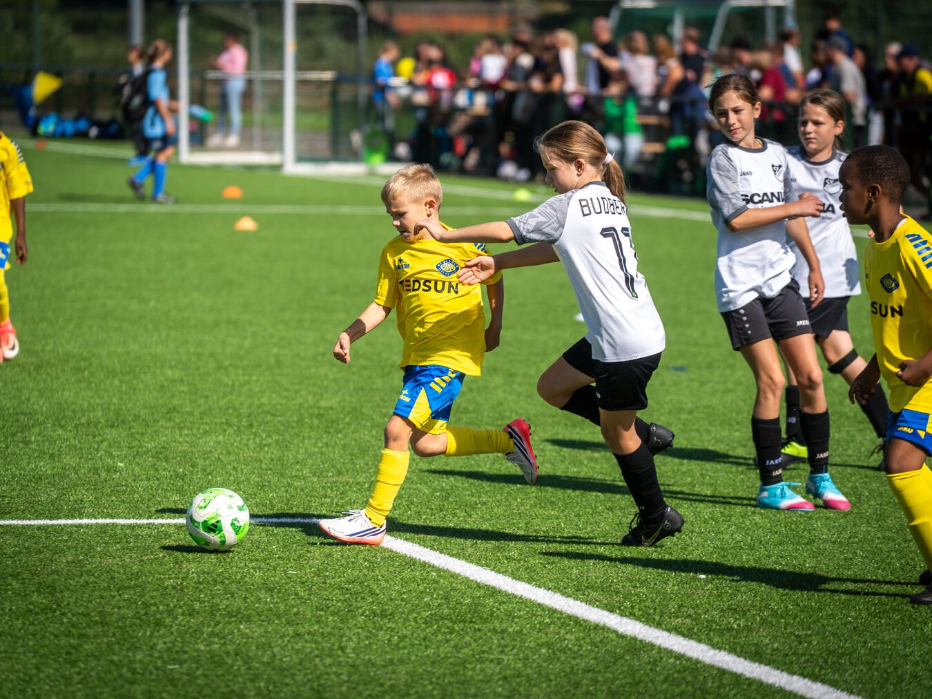Spannende Fußballmatches der regionalen Jugend 