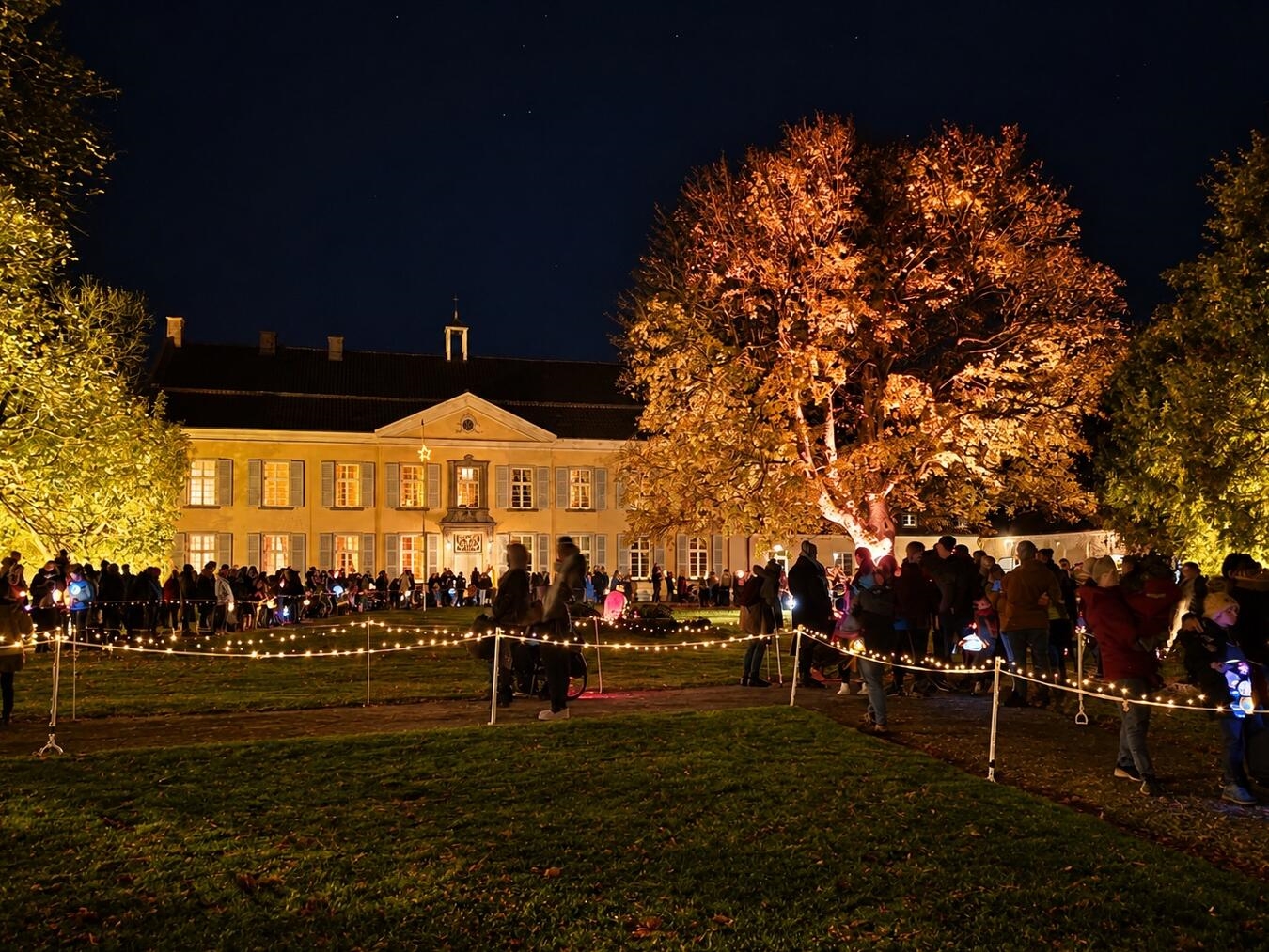 St. Martin reitet durch Ossenberg: Mantelteilung vor dem Schloss 