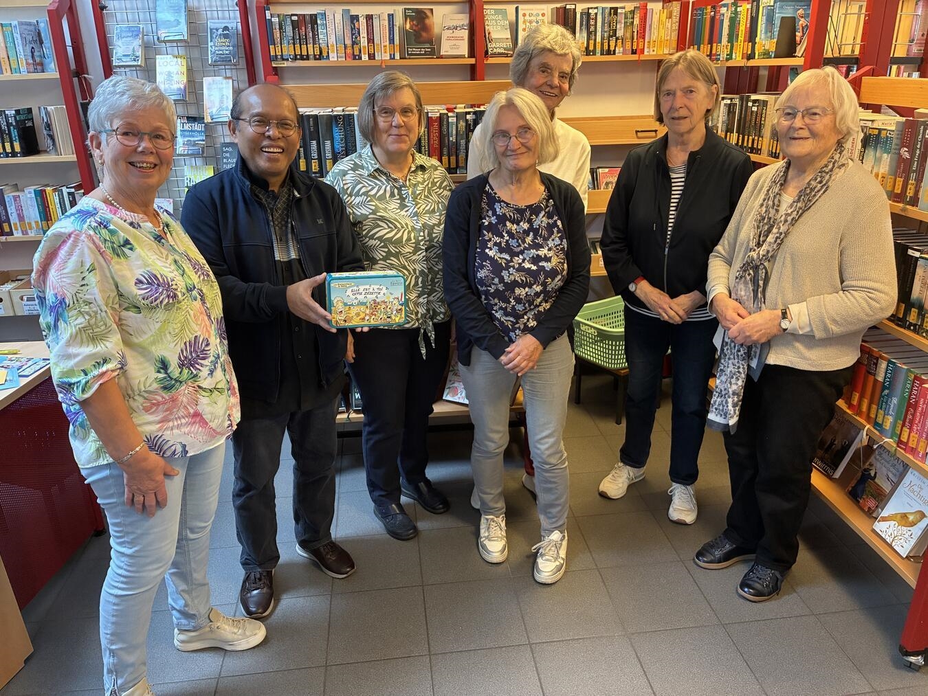 „Eine Kiste voll Geld“: Erlös-Übergabe aus Gocher Bücher-Flohmarkt 