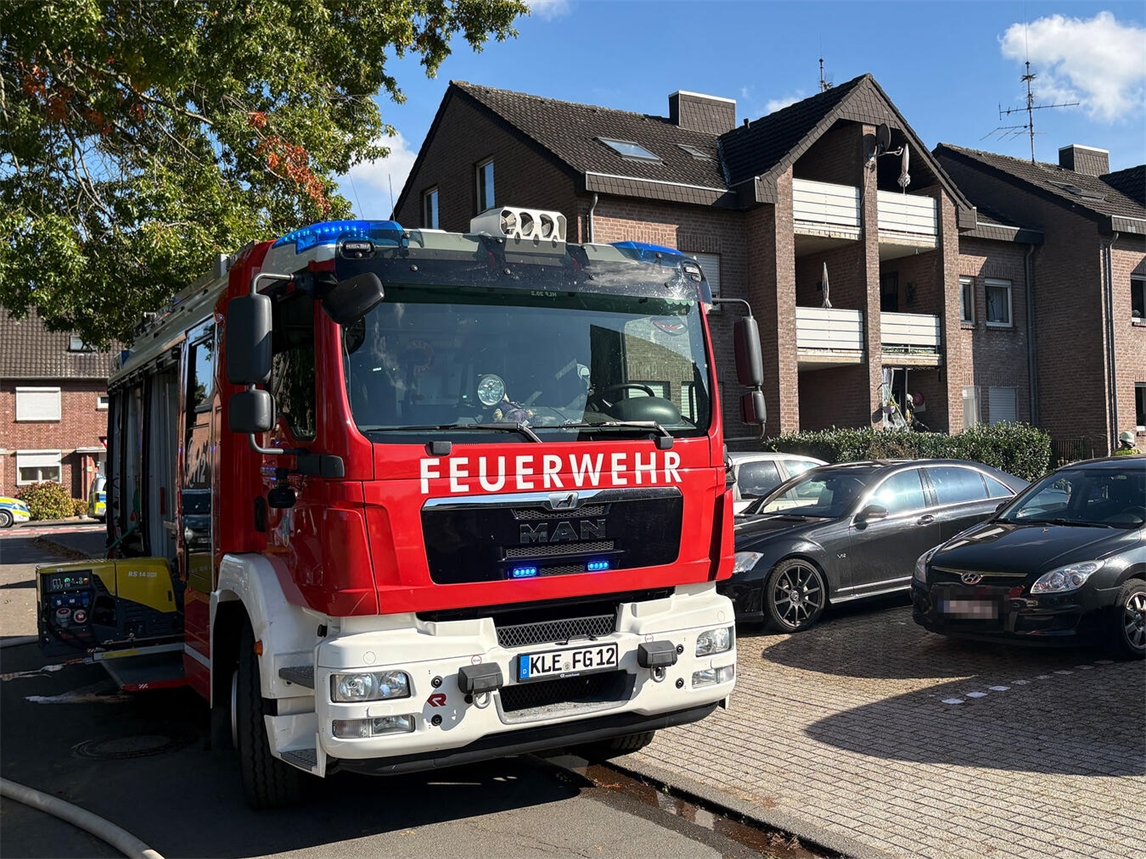 Küchenbrand in Mehrfamilienhaus in Goch – Feuerwehrmann musste mit Kreislaufproblemen ins Krankenhau